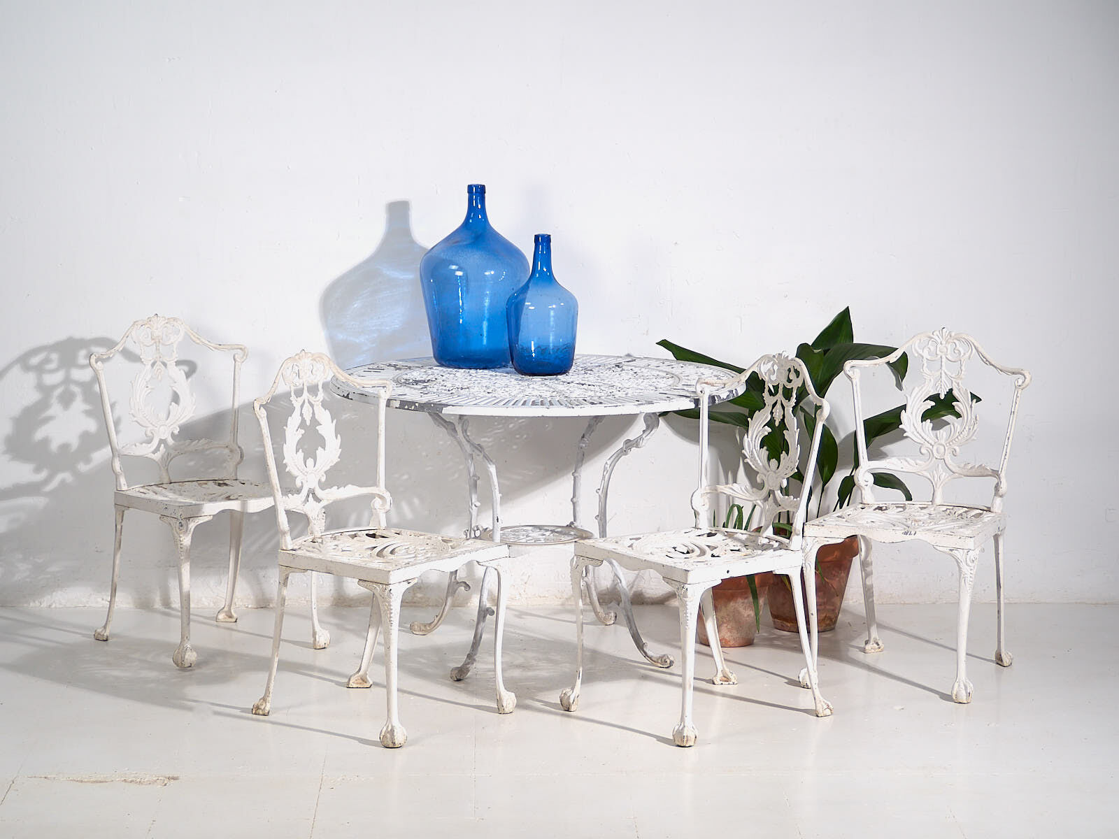 Vintage white garden table and chairs (c.1950). Set of 5 pieces.