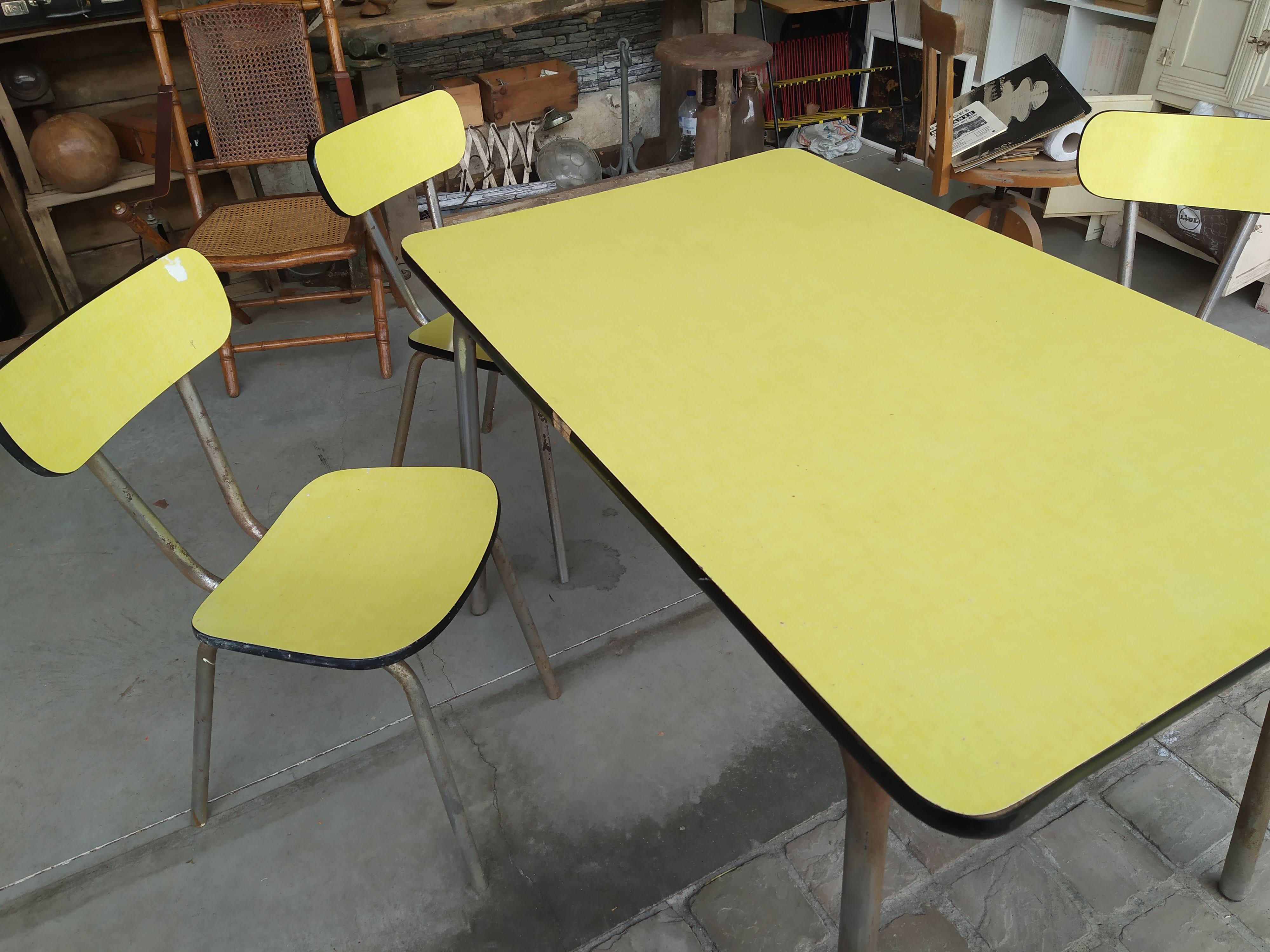 Table and chairs in 50s formica