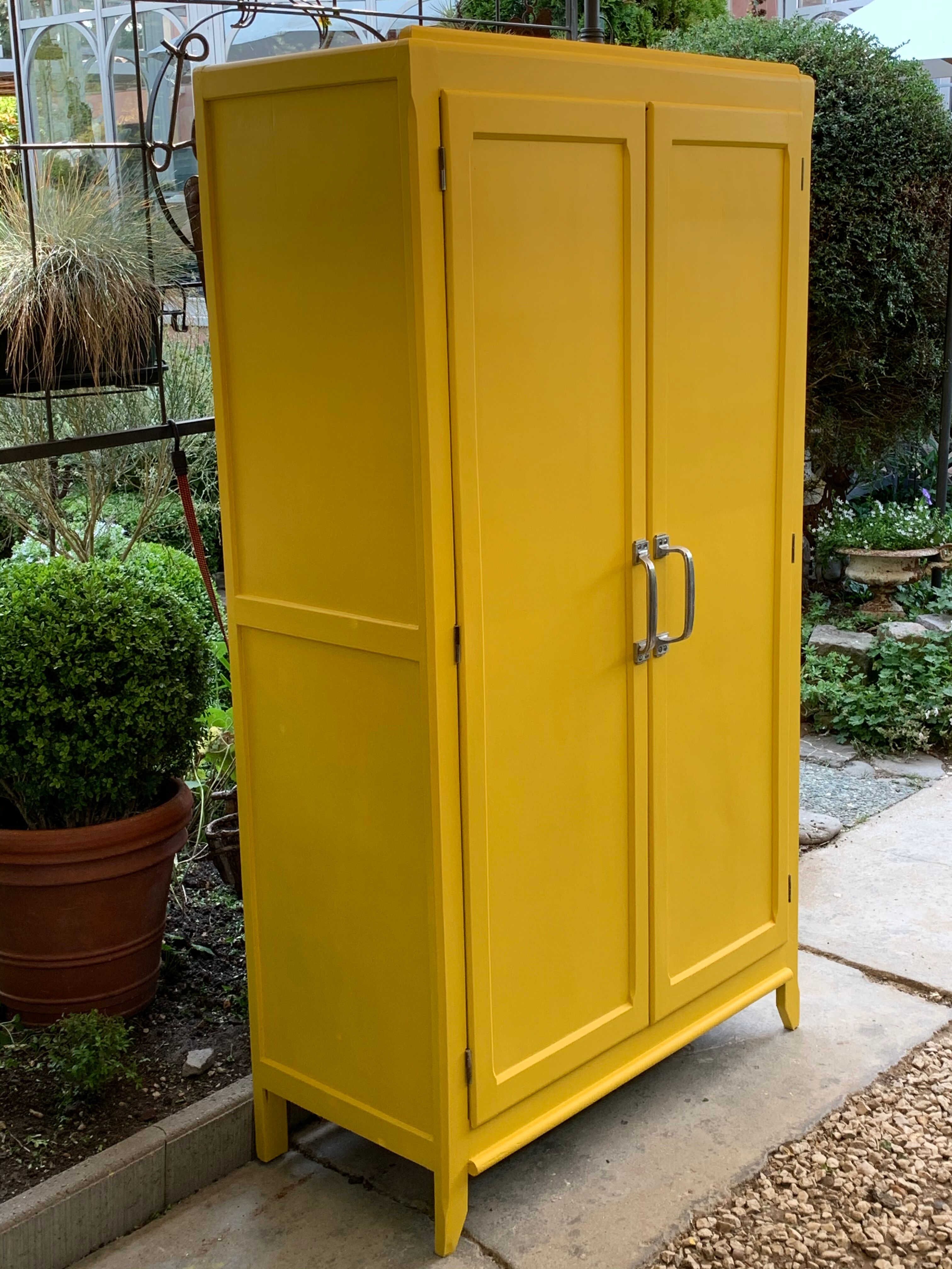 Armoire parisienne jaune poudrée 1950