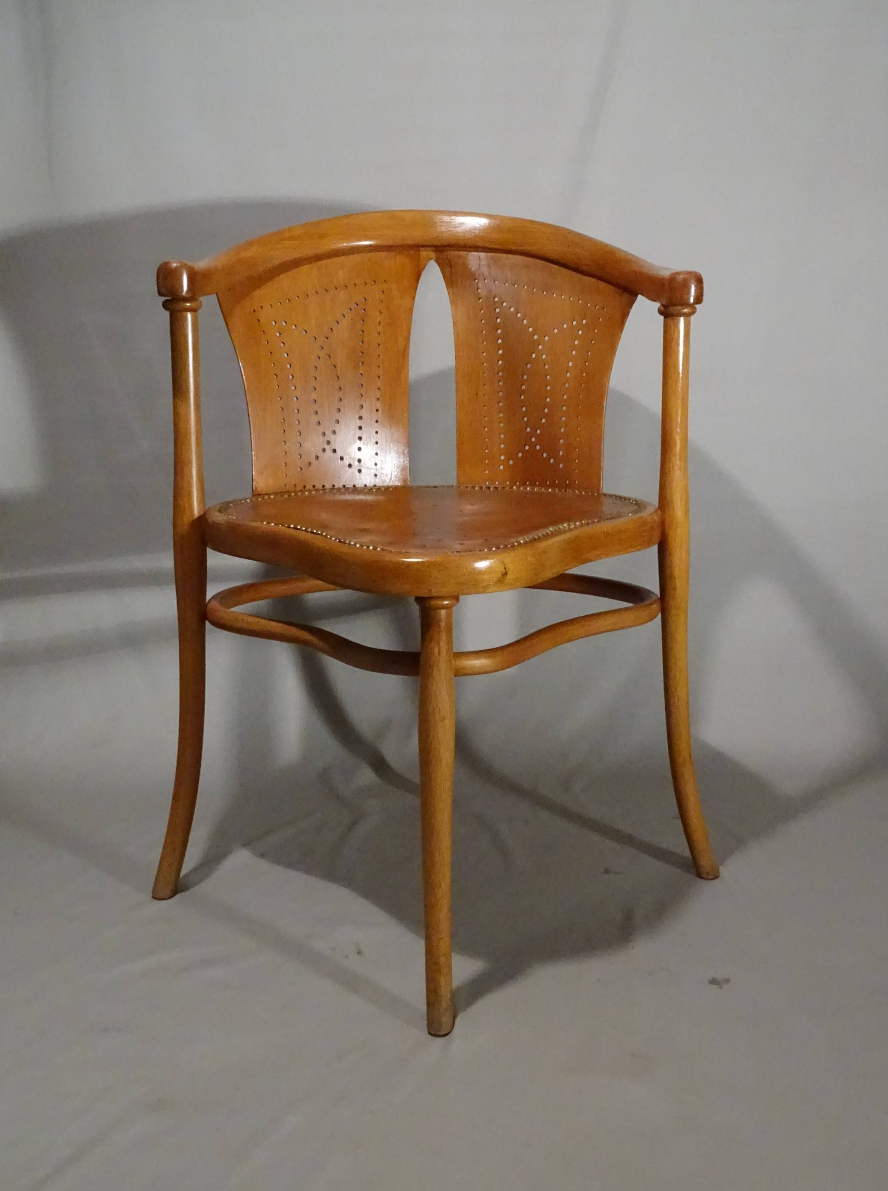 Office chair No. 1 by Thonet with a "oak-like" patina from the late 19th century.