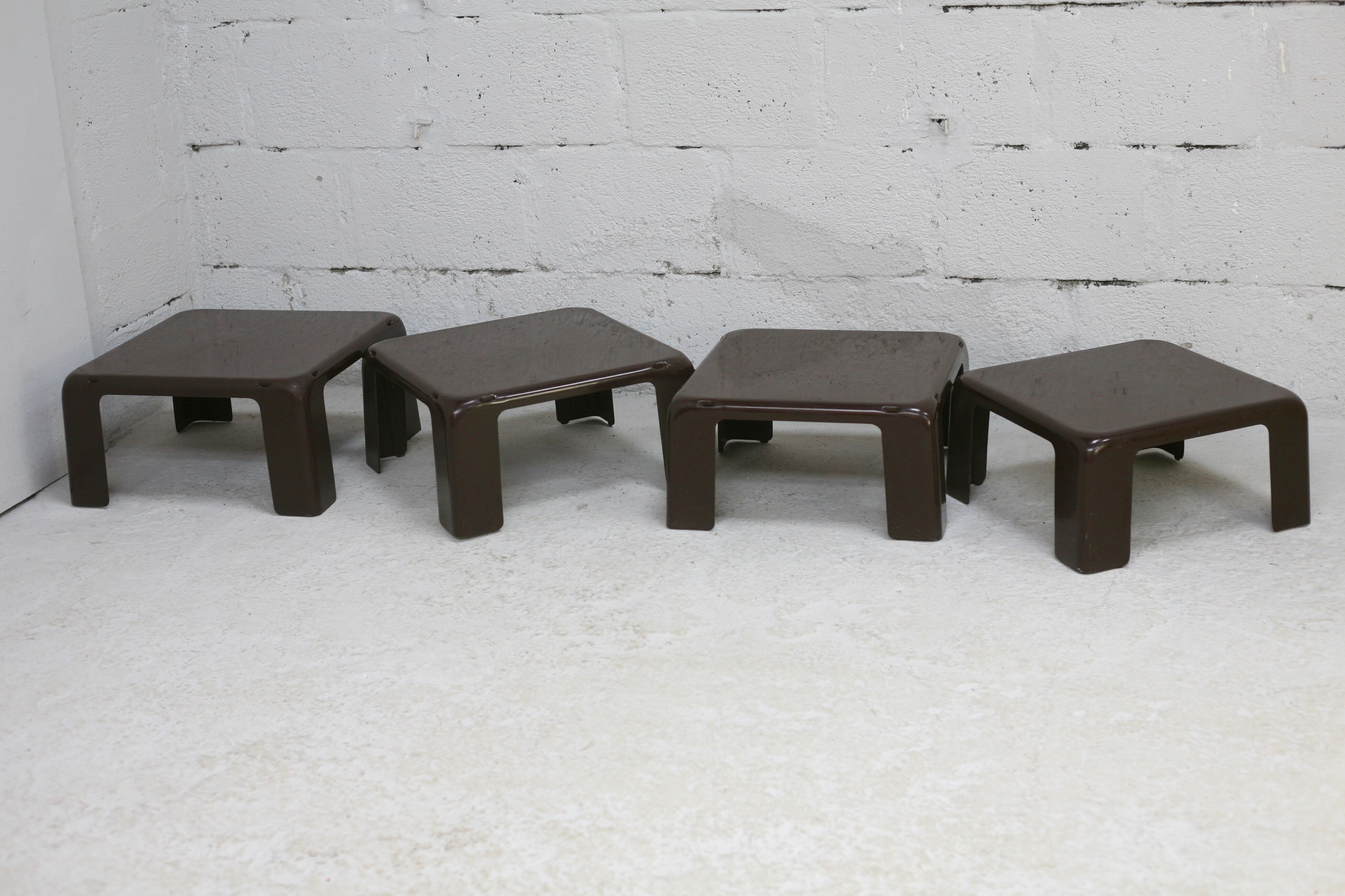 Suite de 4 tables basses gigognes "Gatti", Mario Bellini éditée par C&B Italia, circa 1970.