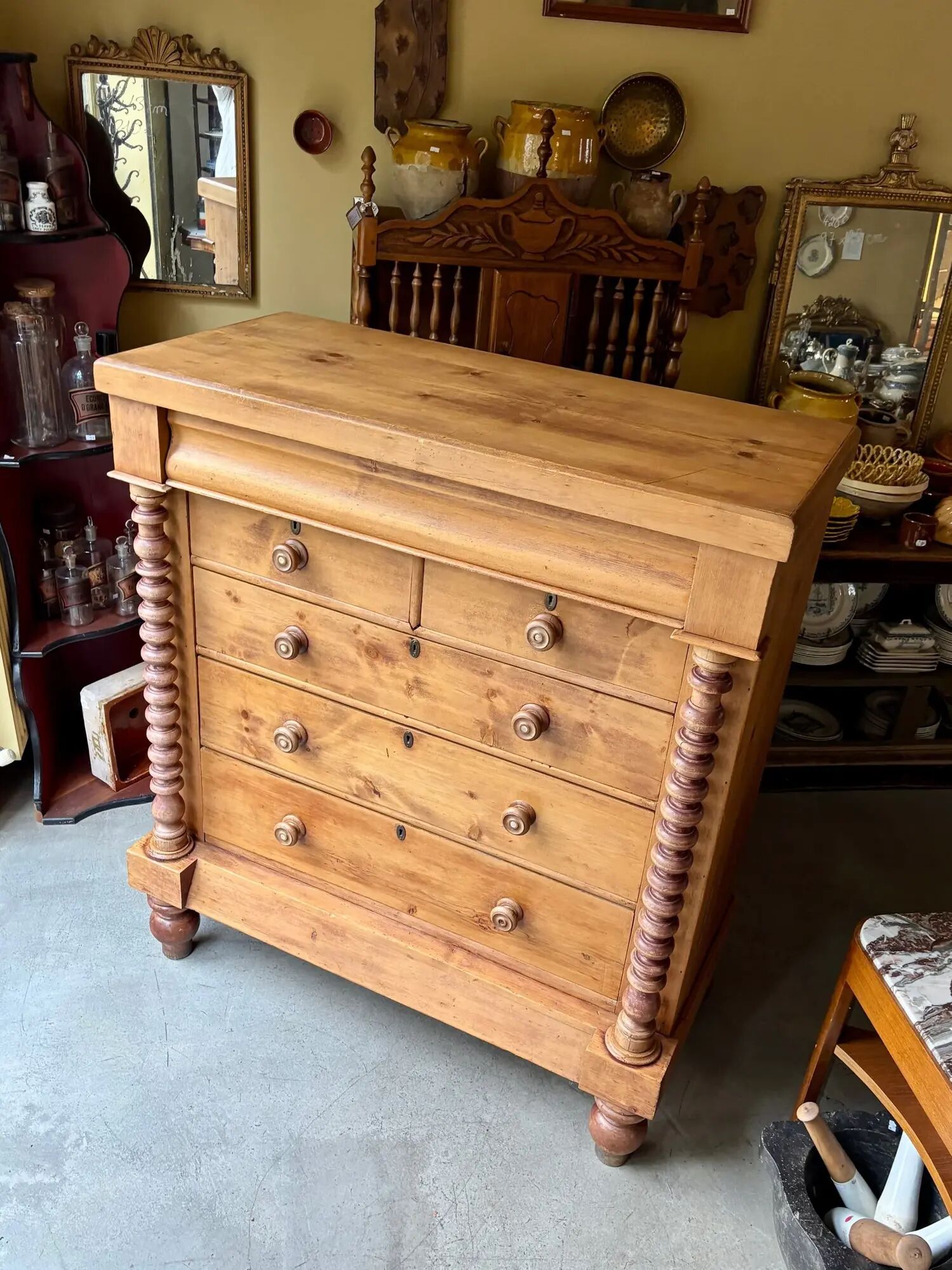 Support furniture, 6-drawer chest in turned pitch pine.