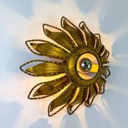 Applique ou luminaire de plafond en fer doré en forme de soleil espagnol, vers 1960.