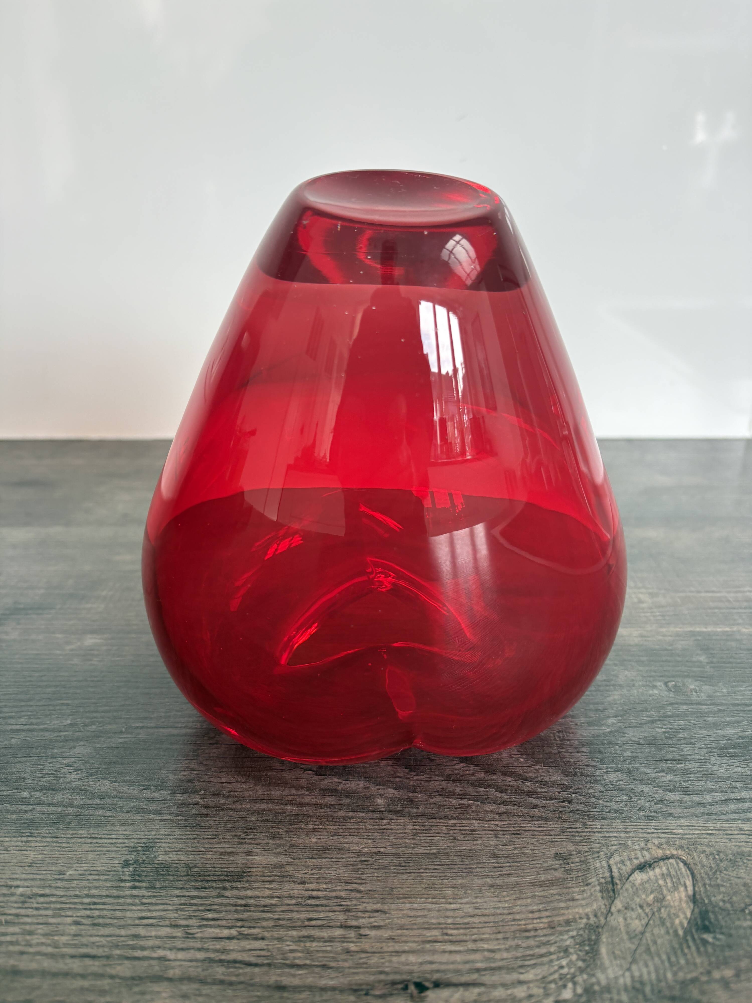 Heart-shaped Murano glass vase – Intense Ruby Red