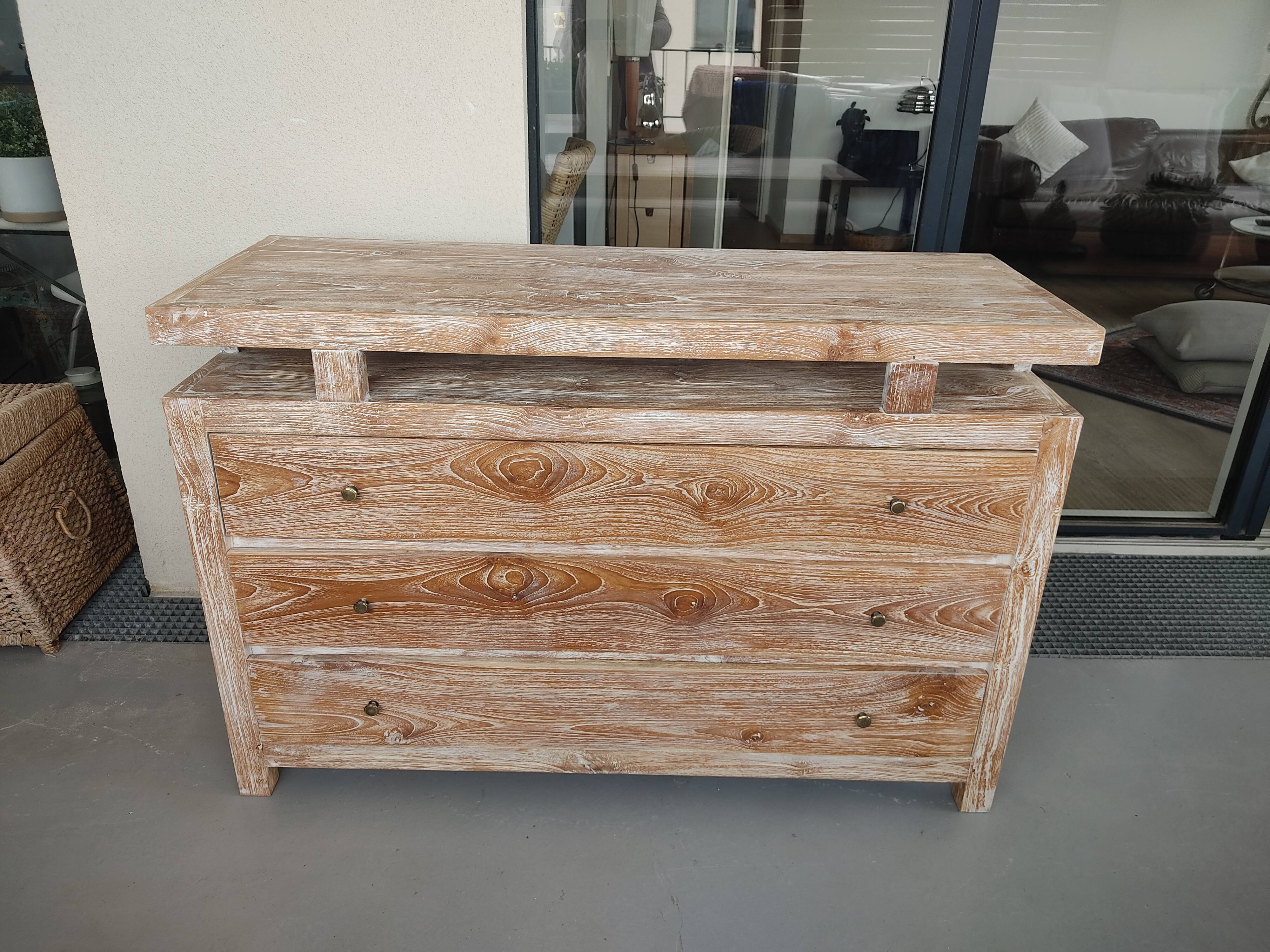 Commode en bois cérusé