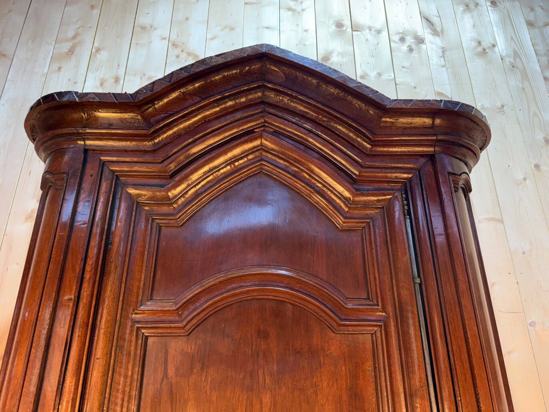 Armoire / Bonnetière d'époque Louis XIV