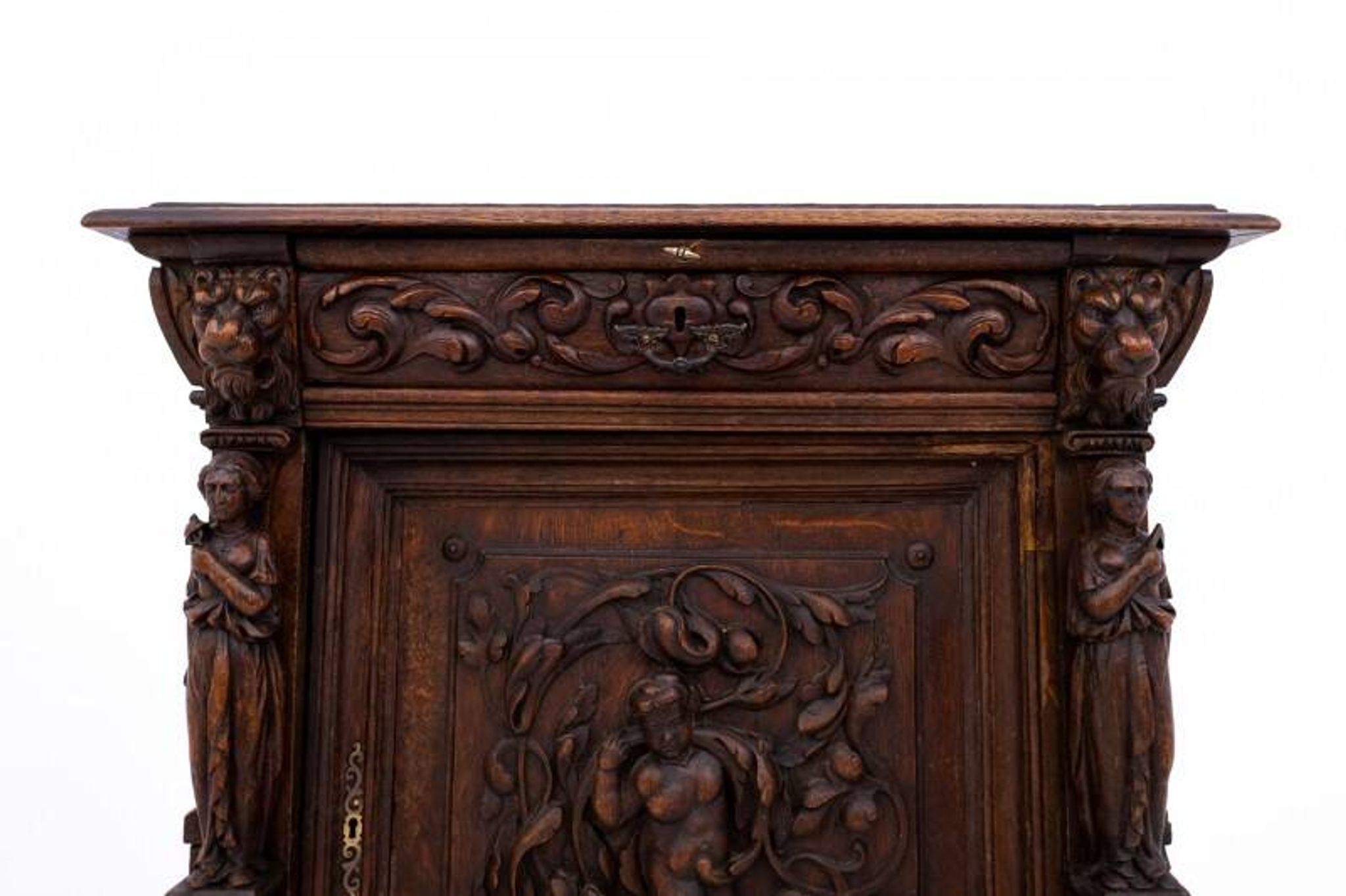 Commode sculptée, France, vers 1840.