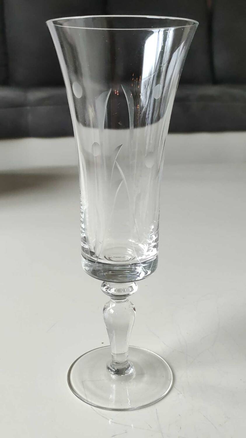 Set of 8 champagne flutes, flared neck. In crystal. Frosted plant motifs.