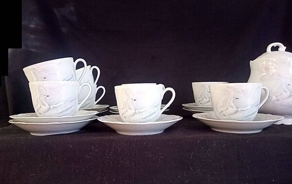 Limoges, Camille Tharaud - Service à café pour 8 pers. en porcelaine de Limoges, décor ''Cygne