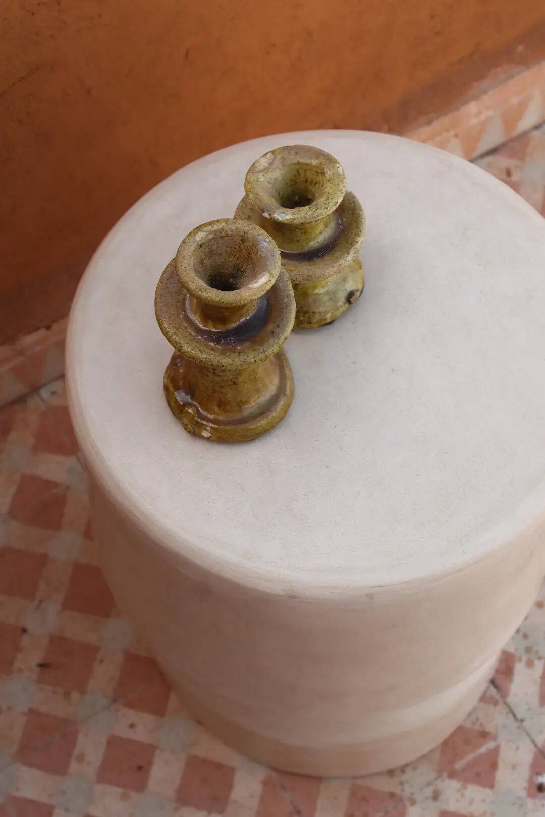 Sculptural side table in tadelakt