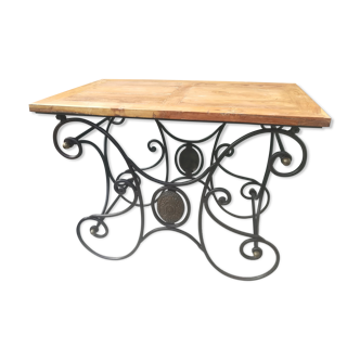 Butcher's table in wrought iron and bronze