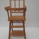 chaise haute de poupée à barreaux , bois clair