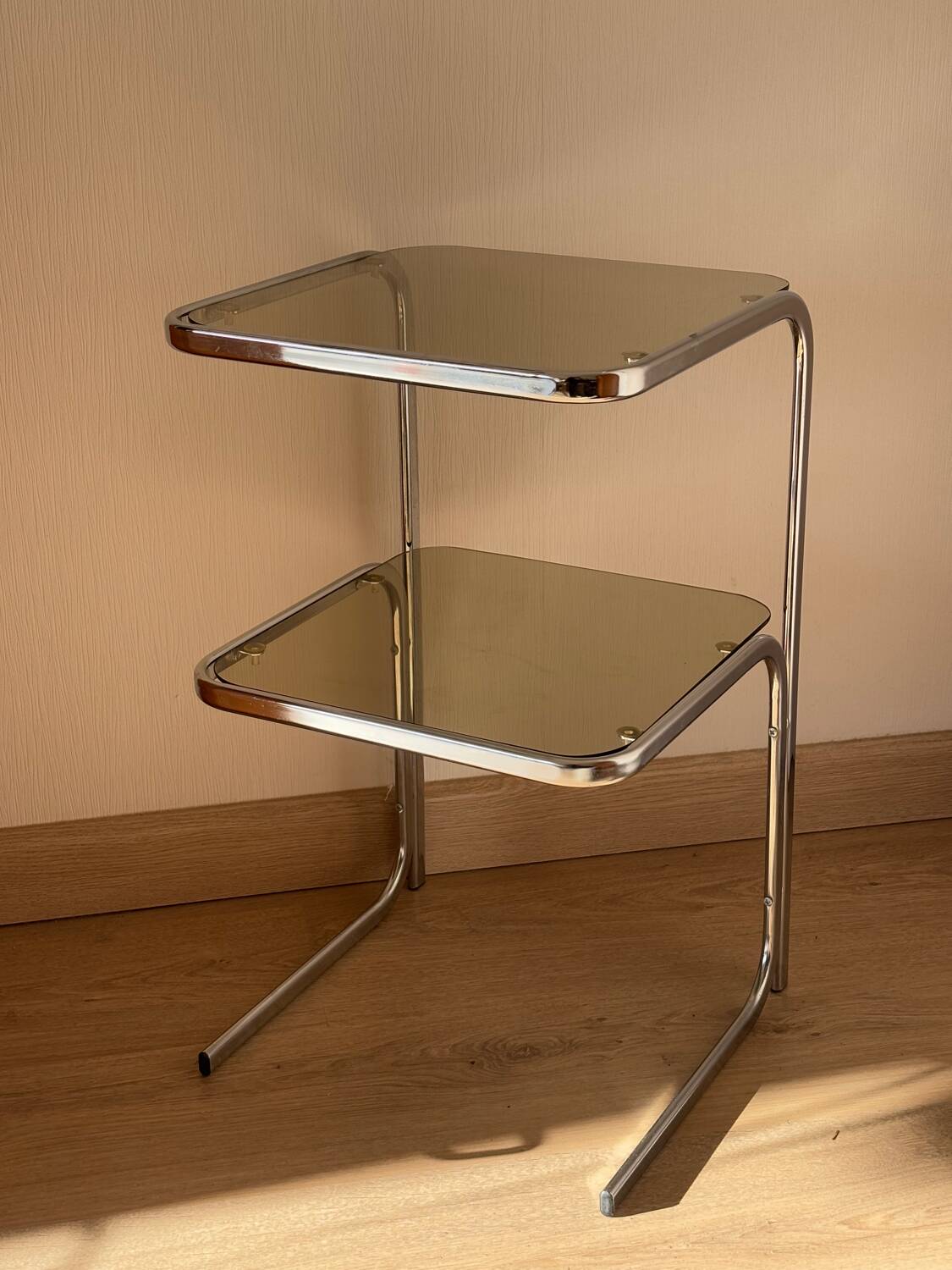 Table d’appoint acier et verre fumé 1970