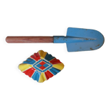 Jouets anciens pelle en tôle et bois et plat en tole