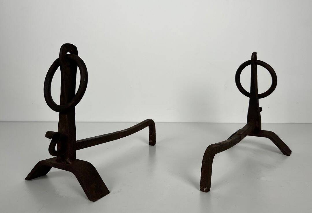 Paire de Chenets Modernistes en Fer Forgé à Anneaux de Couronnement et Base