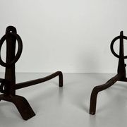 Paire de Chenets Modernistes en Fer Forgé à Anneaux de Couronnement et Base