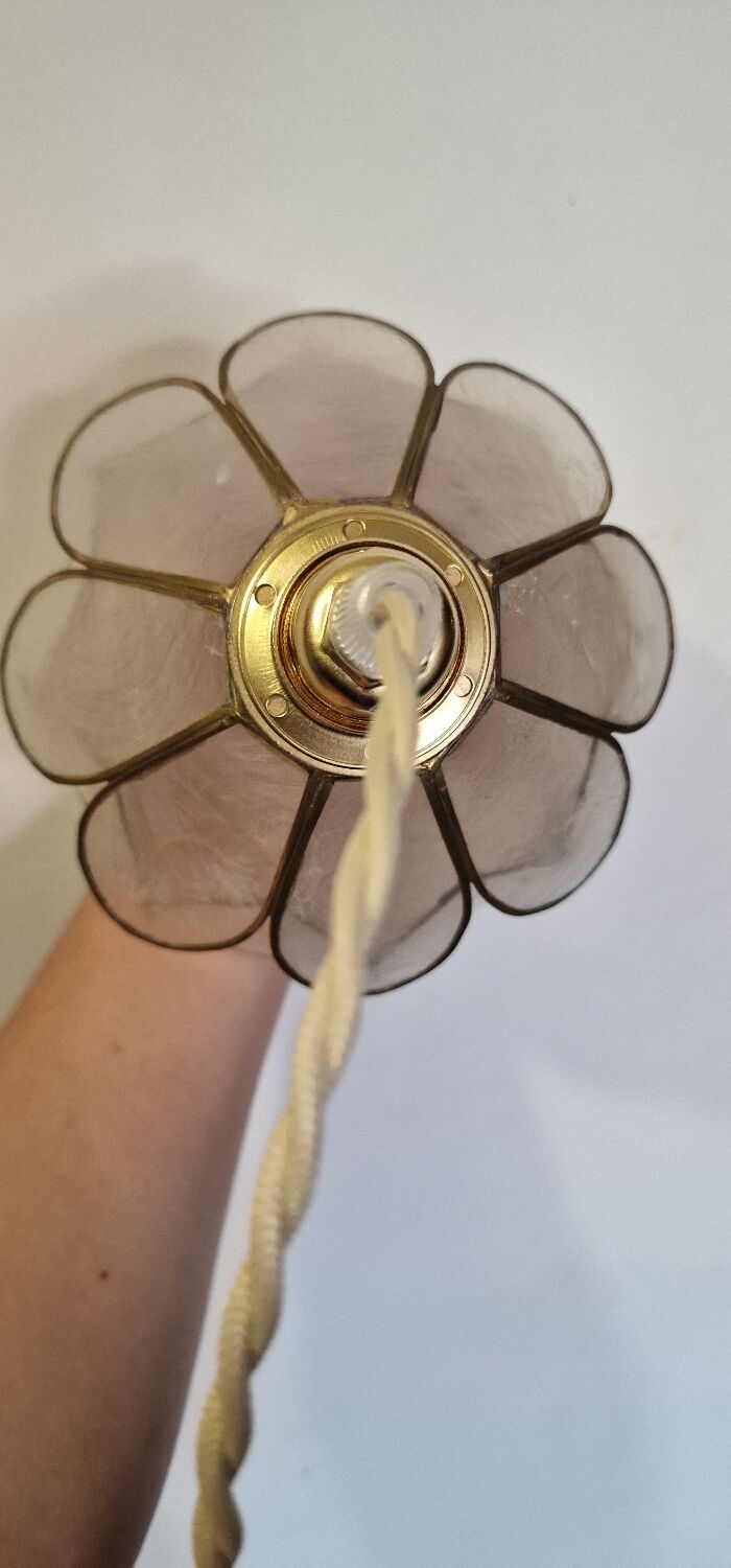Mother-of-pearl flower in portable lamp or suspension