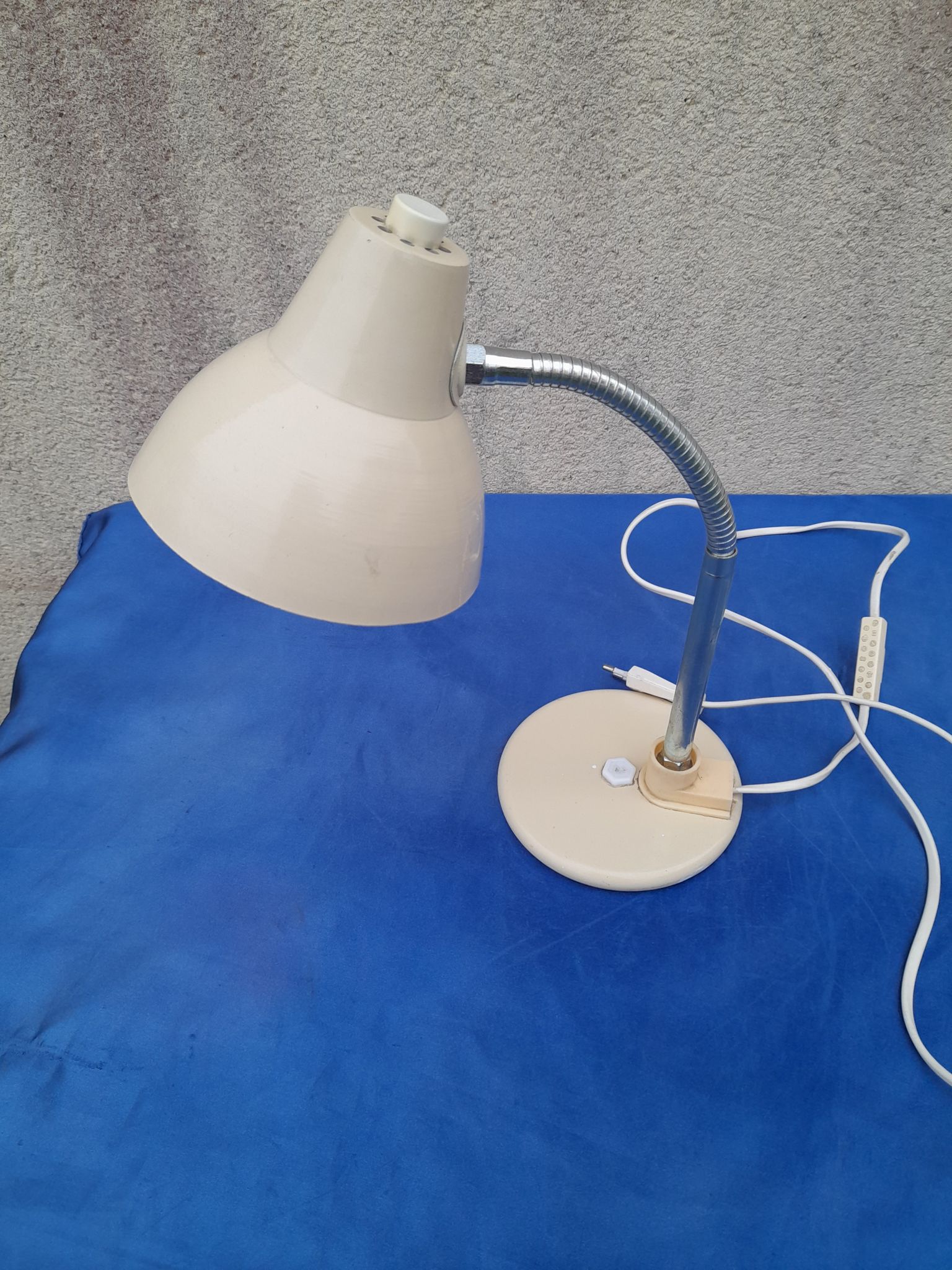 Lampe de bureau articulée en métal beige