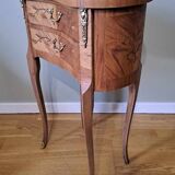 Table de chevet "rognon" en marqueterie style Louis XV