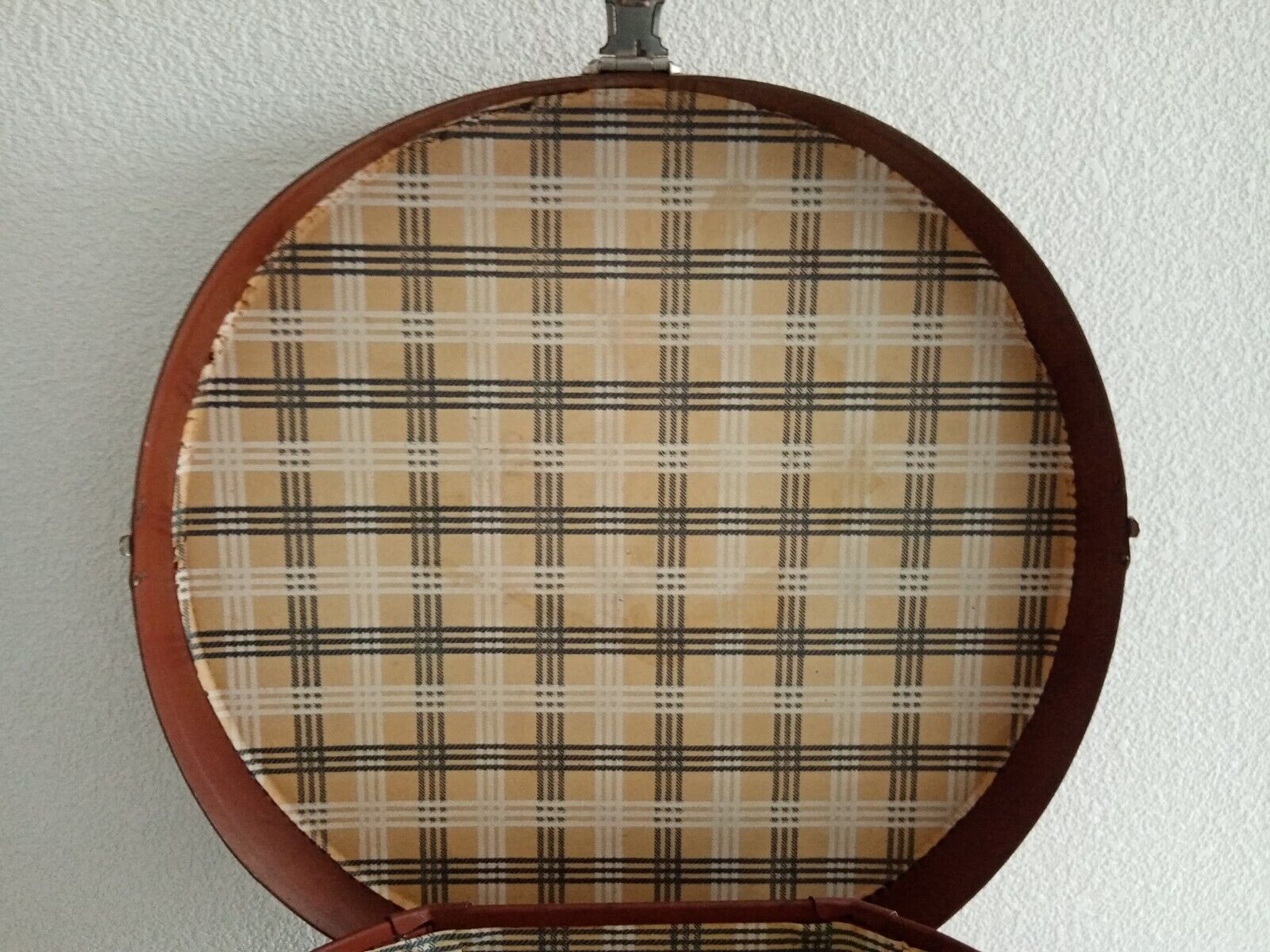 Old hat box SILKA diameter 39 cm