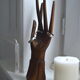 Main baguier en bois sculpté