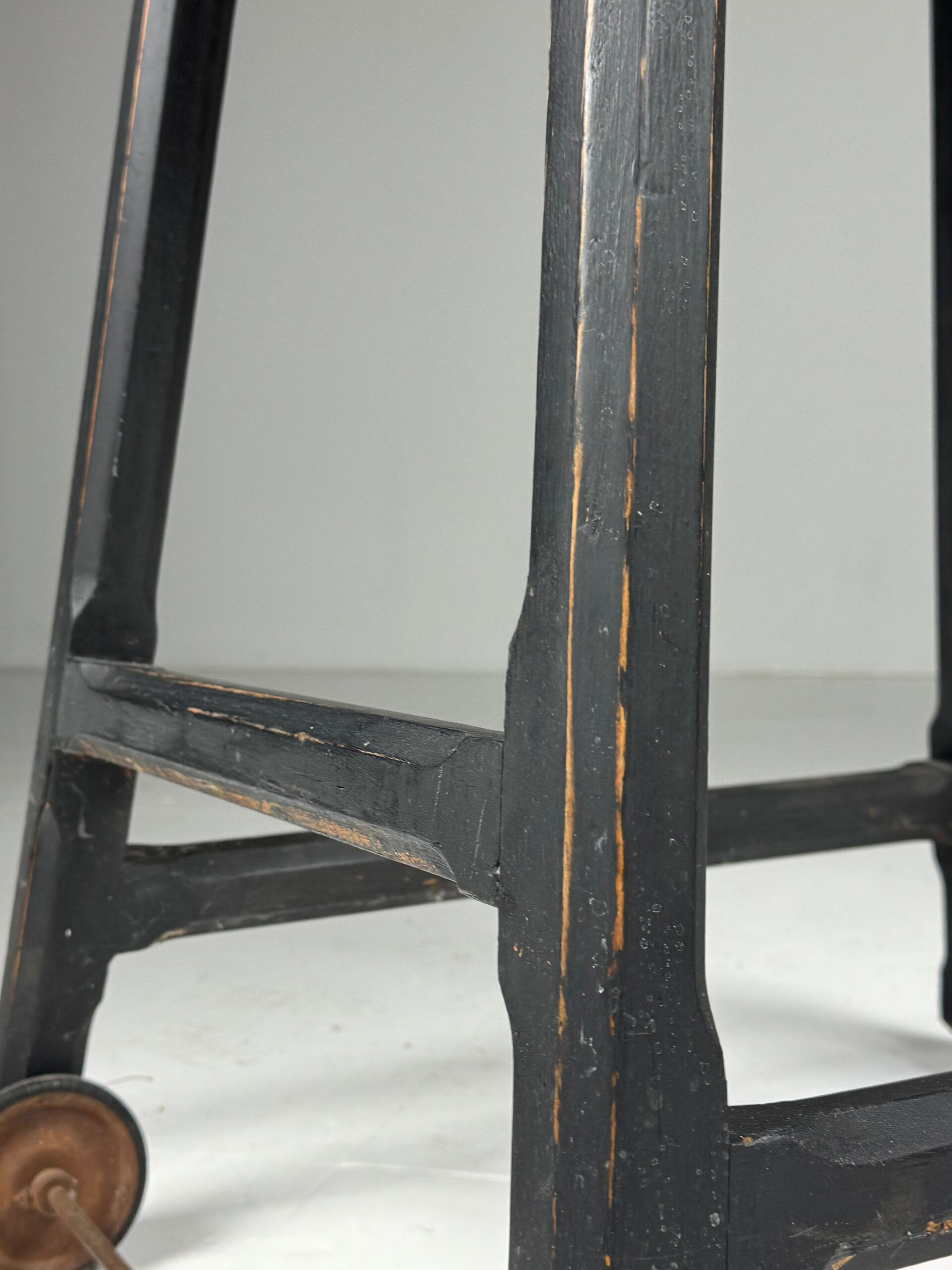 Sculpture pedestal column black