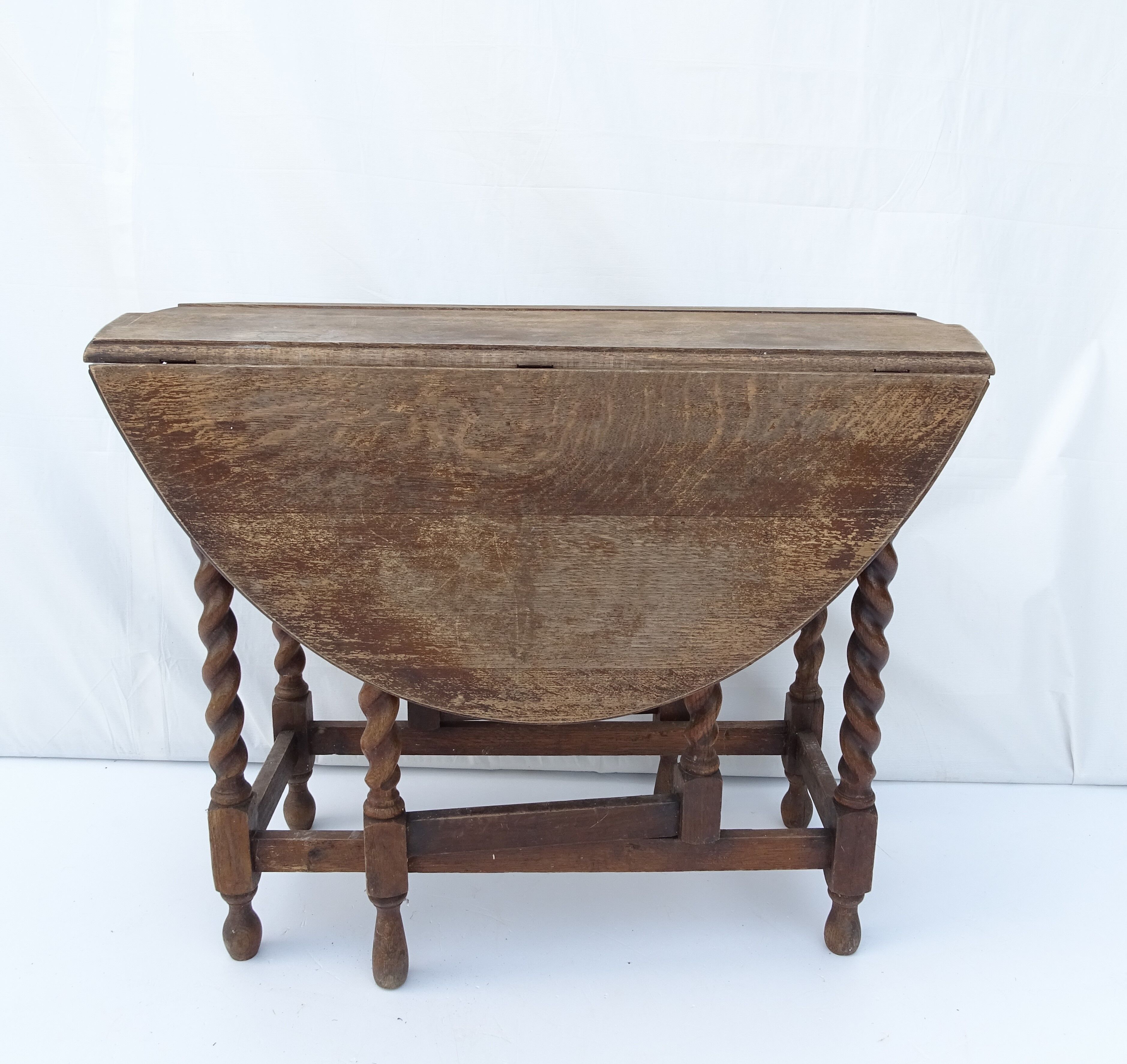 Table get leg in waxed oak.