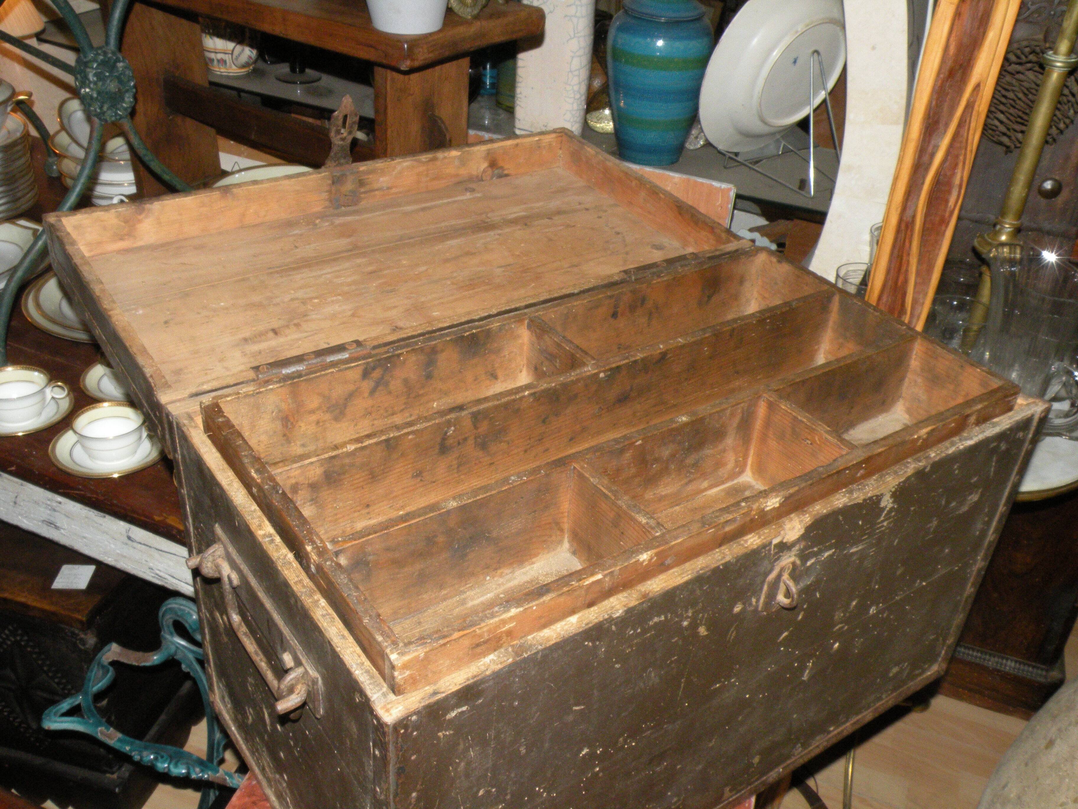 Beautiful cabinetmaker's trunk in wood and metal from the 1900s. With 3 storage compartments