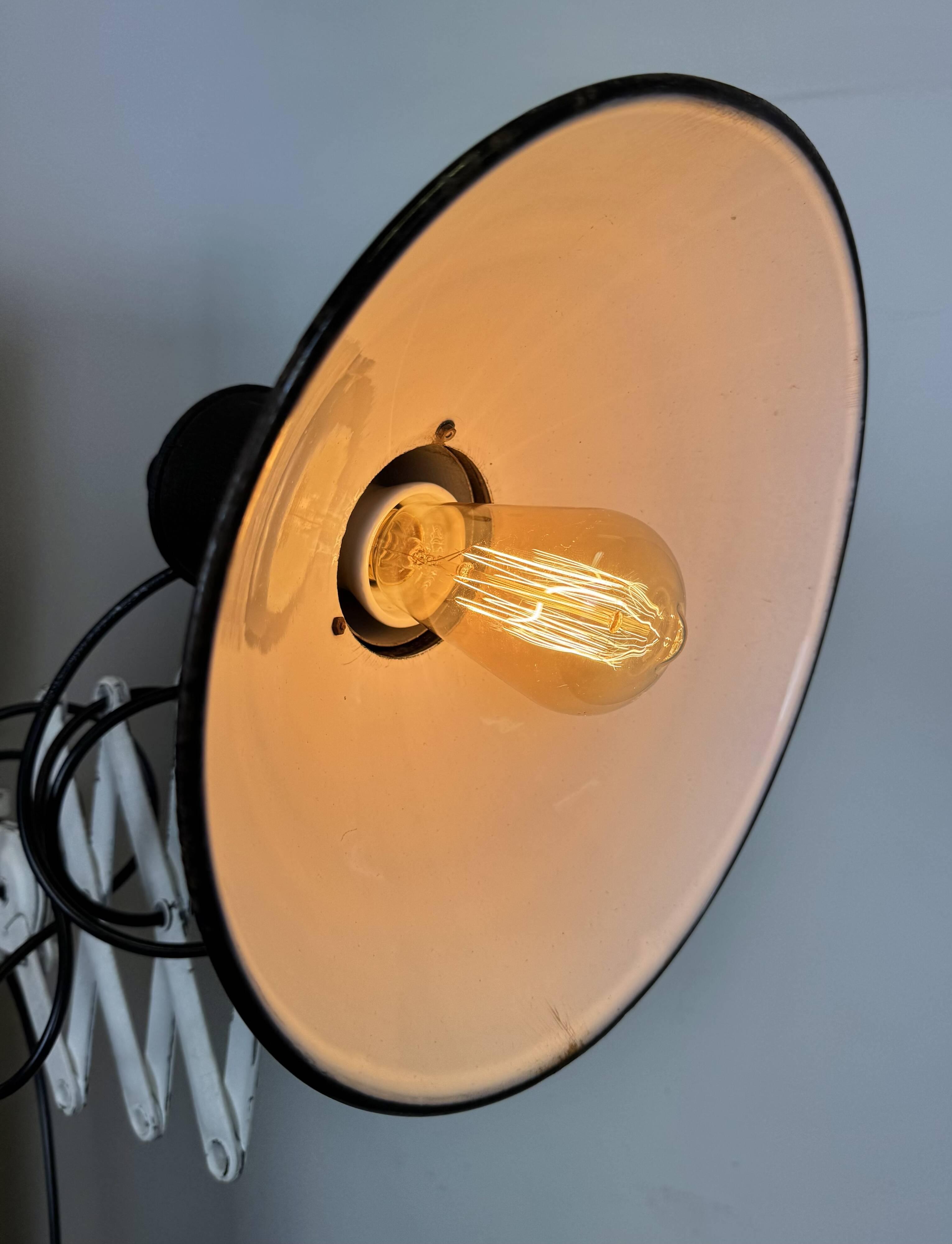 Lampe murale à ciseaux en émail noir industriel, années 1950