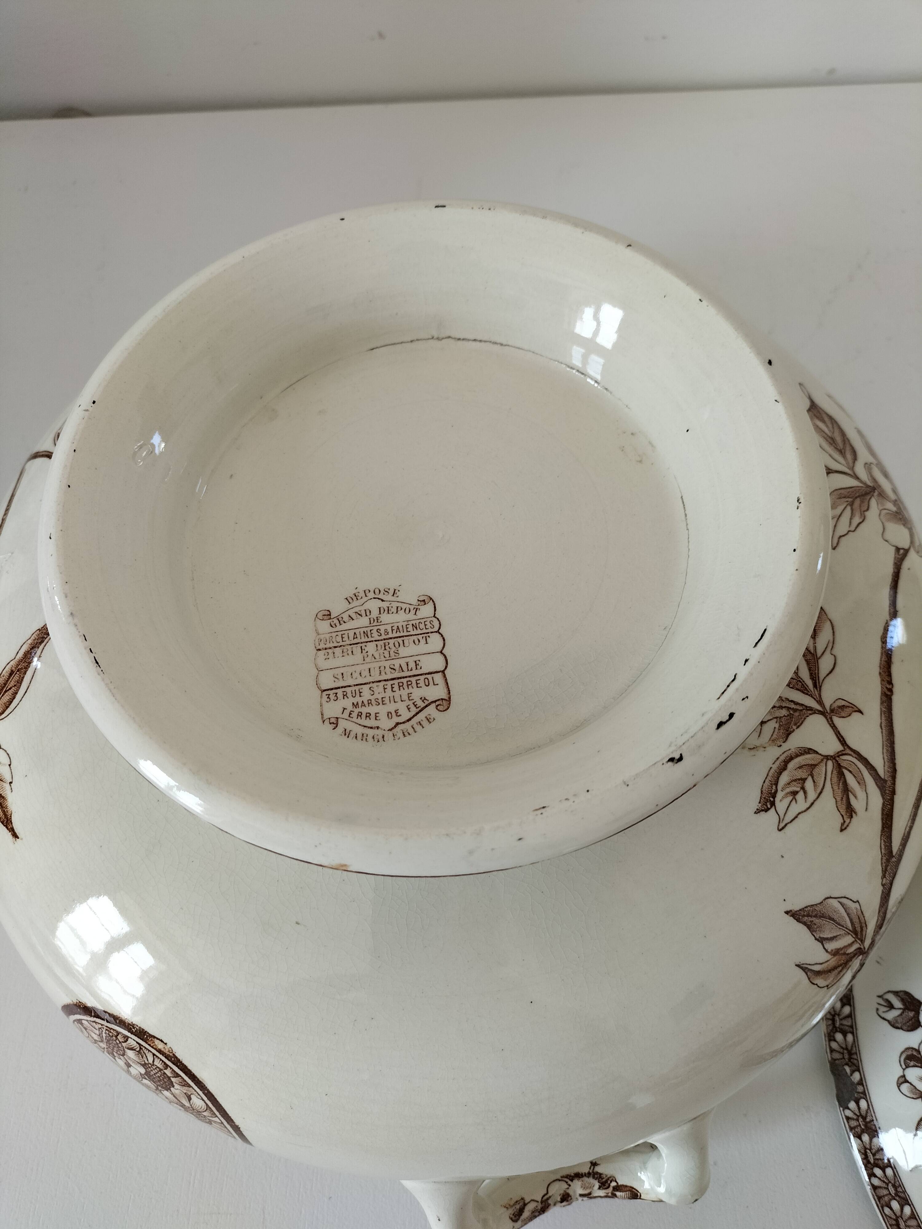 Soupière ancienne en terre de fer – décor "Marguerite", Grand Dépôt Paris