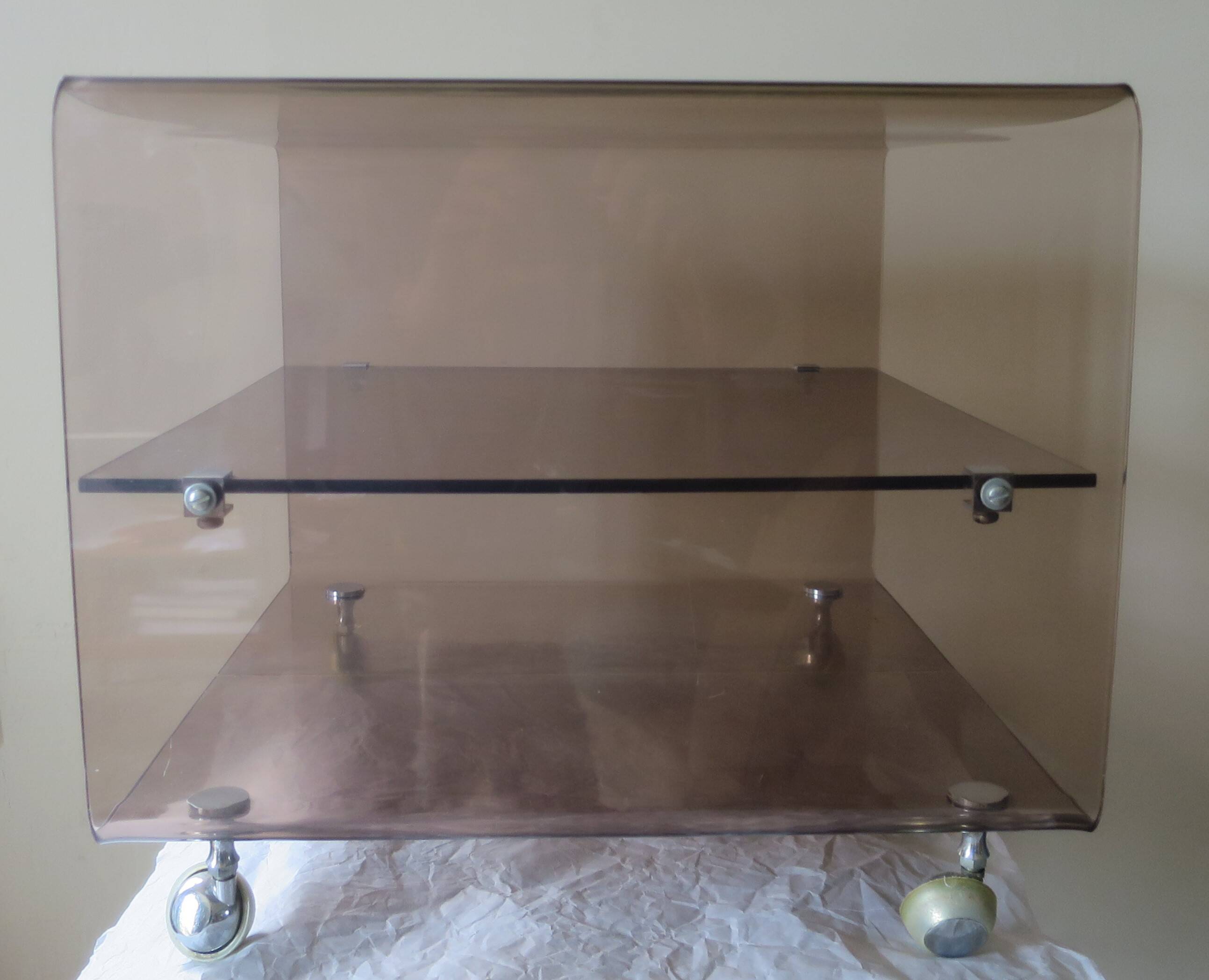 Table de chevet basse plexiglas fumé Michel Dumas pour Roche Bobois roulettes vintage