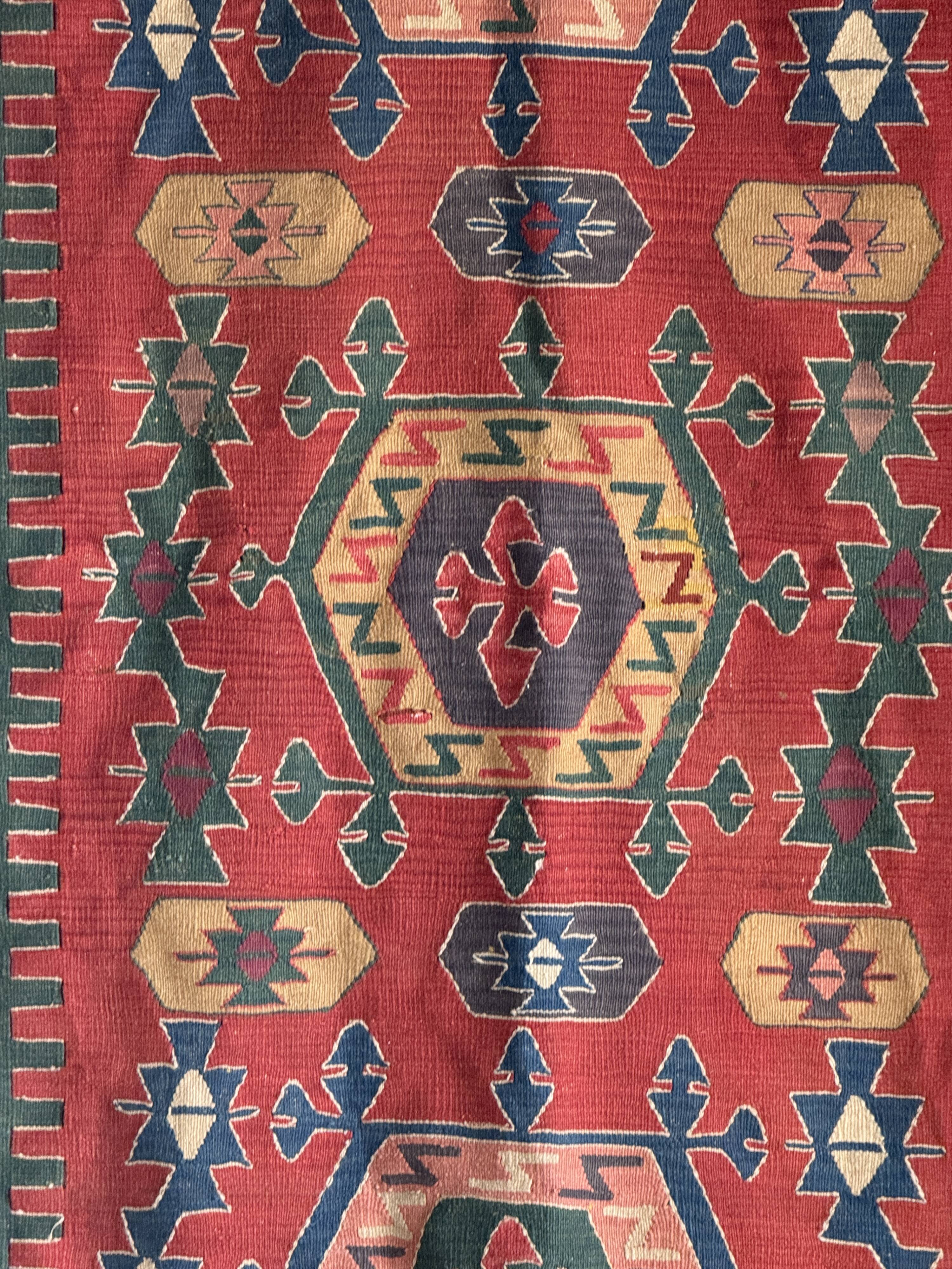 Large Turkish rug with a dominant red colour 231x170.