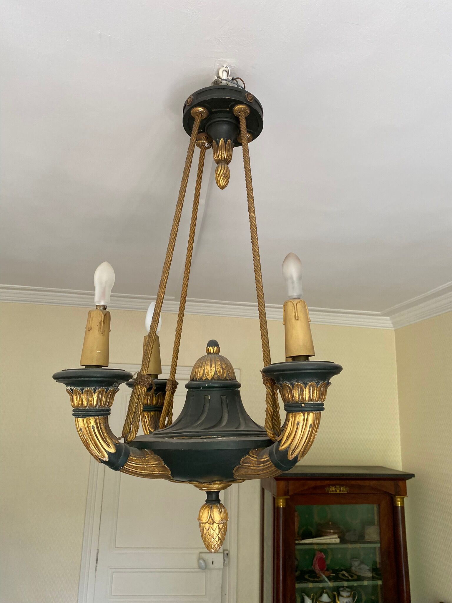 Empire style chandelier with four lights in sheet metal, bronze with patina and gilding