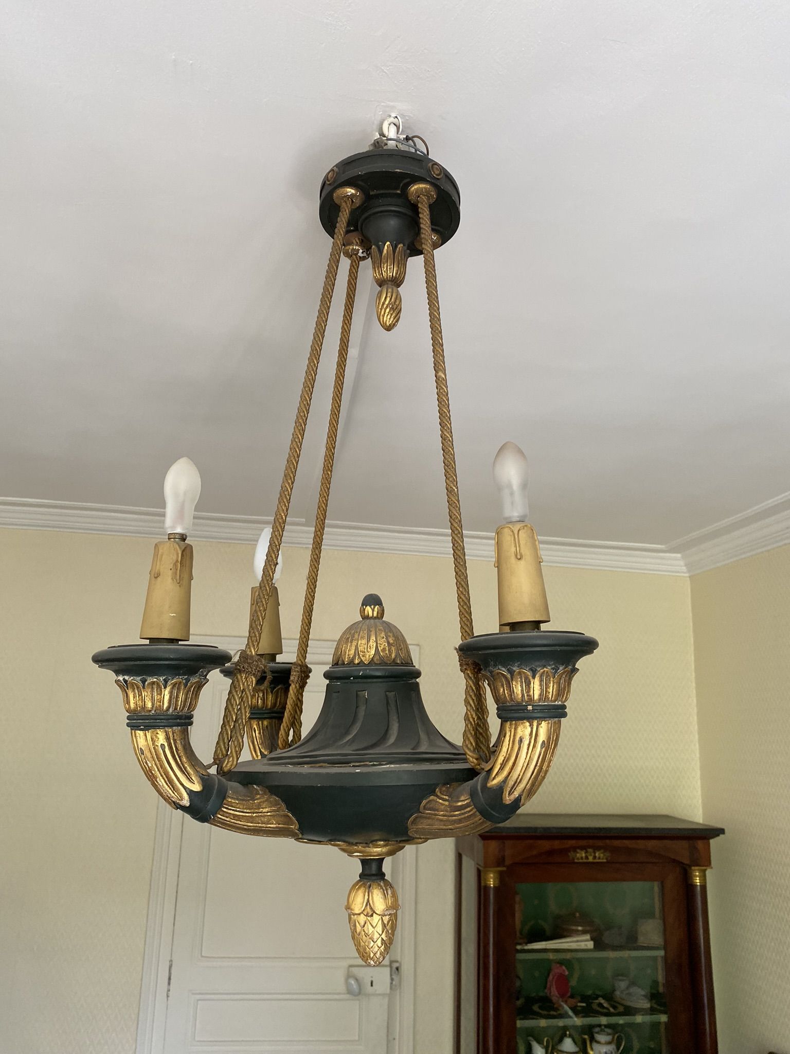 Empire style chandelier with four lights in sheet metal, bronze with patina and gilding