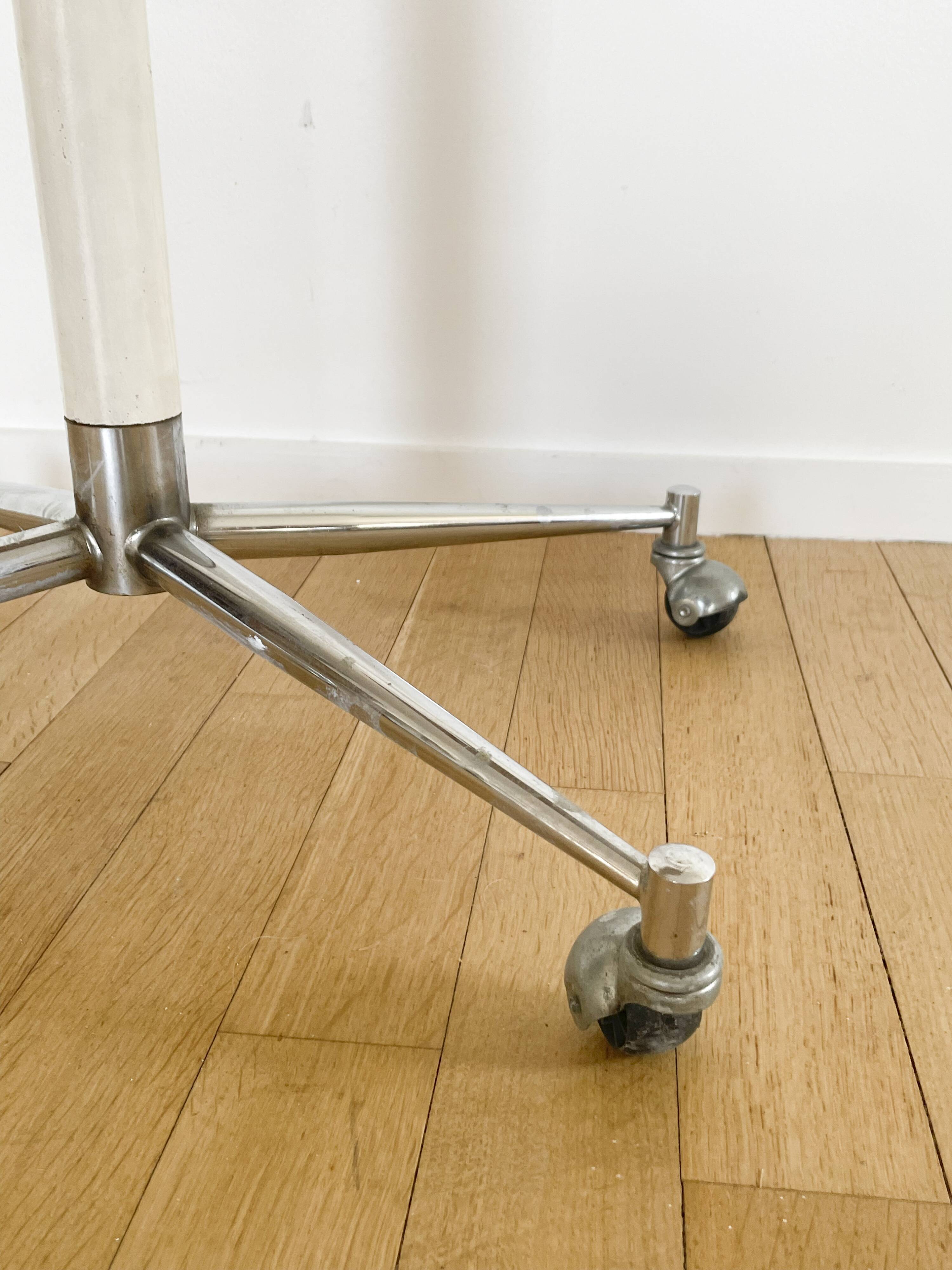 Tablet with chrome and white lacquered wheels