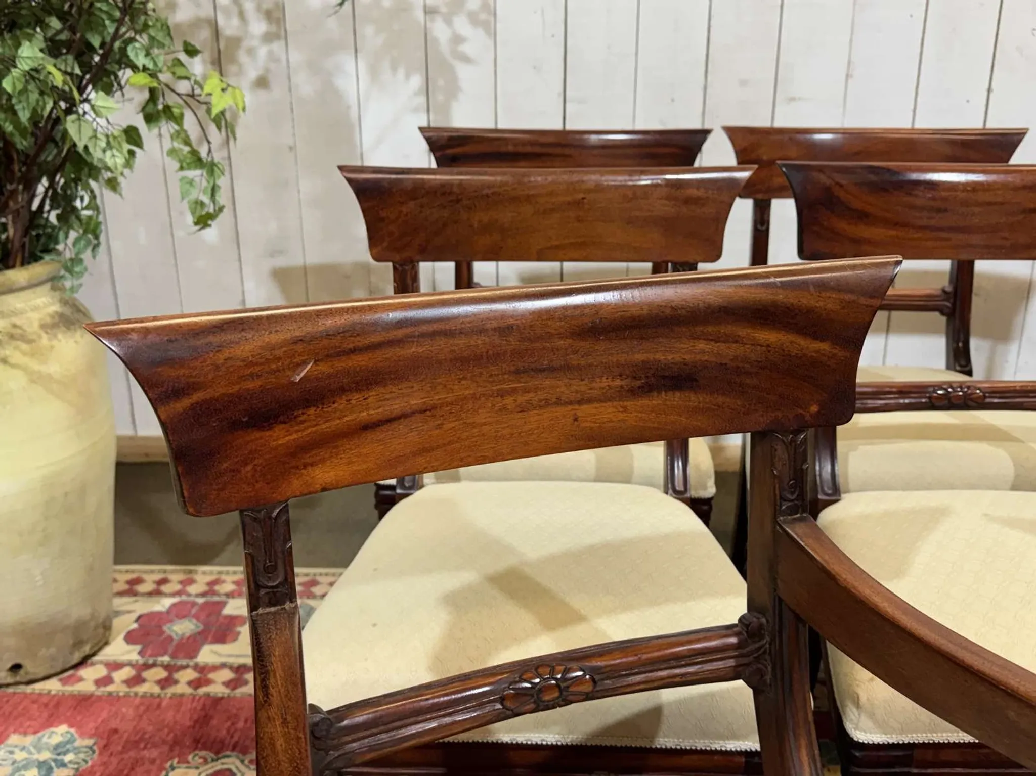 Set of 2 armchairs and 6 English mahogany chairs from the 1950s.
