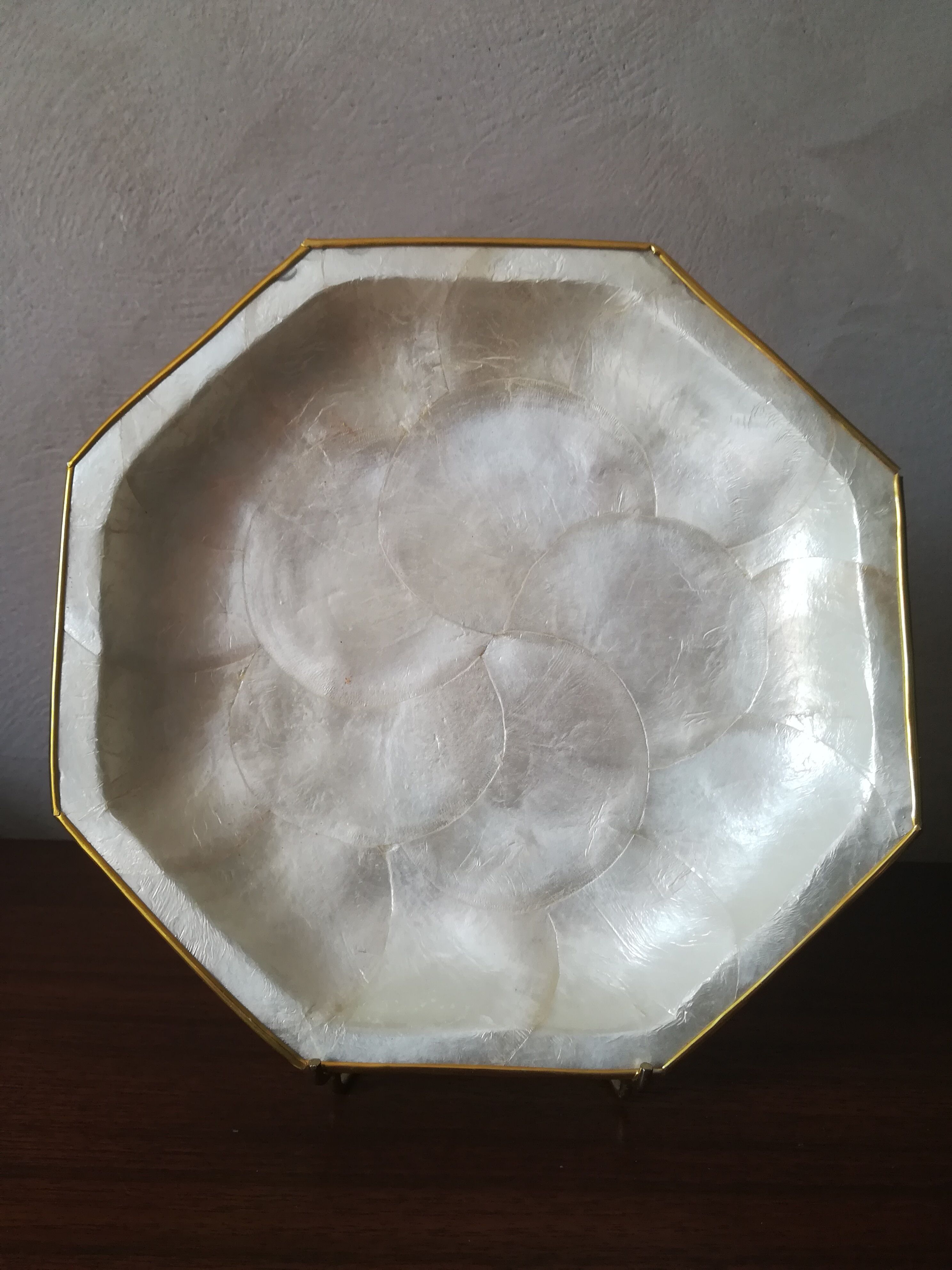 Mother-of-pearl plate