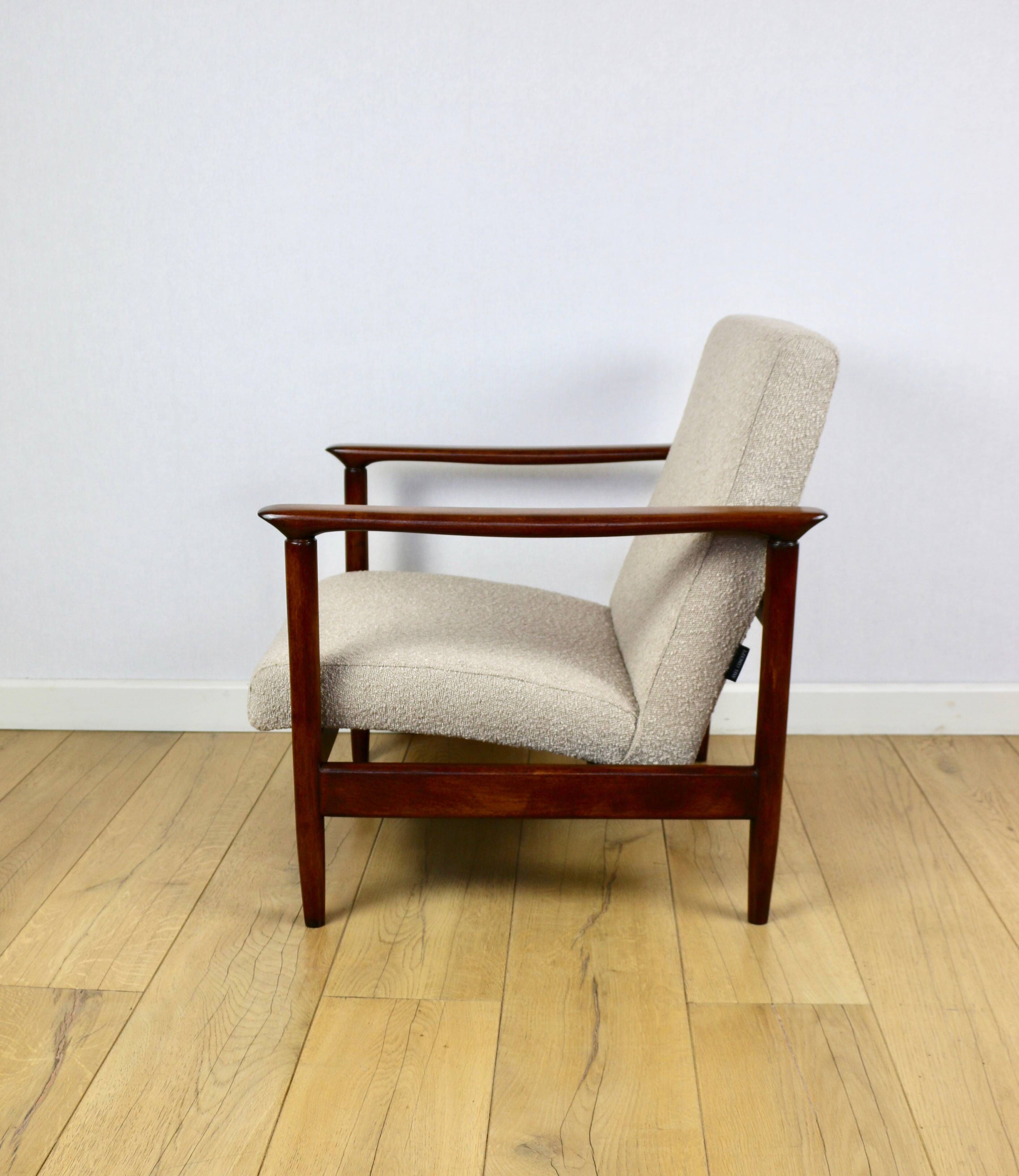 Fauteuil GFM-142, design d'Edmund Homa des années 70, en bouclé beige, bois foncé.