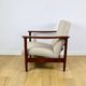 Fauteuil GFM-142, design d'Edmund Homa des années 70, en bouclé beige, bois foncé.