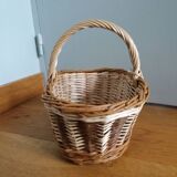 Wicker basket with handle