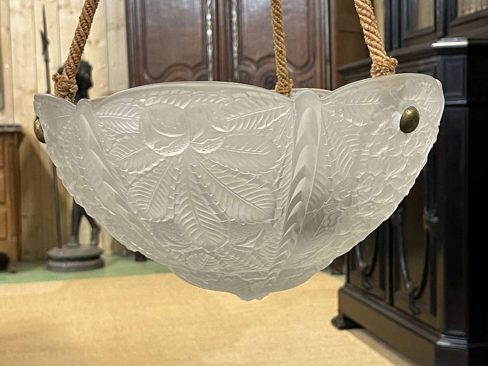 Suspension in white Art Deco period glass in the taste of Lalique