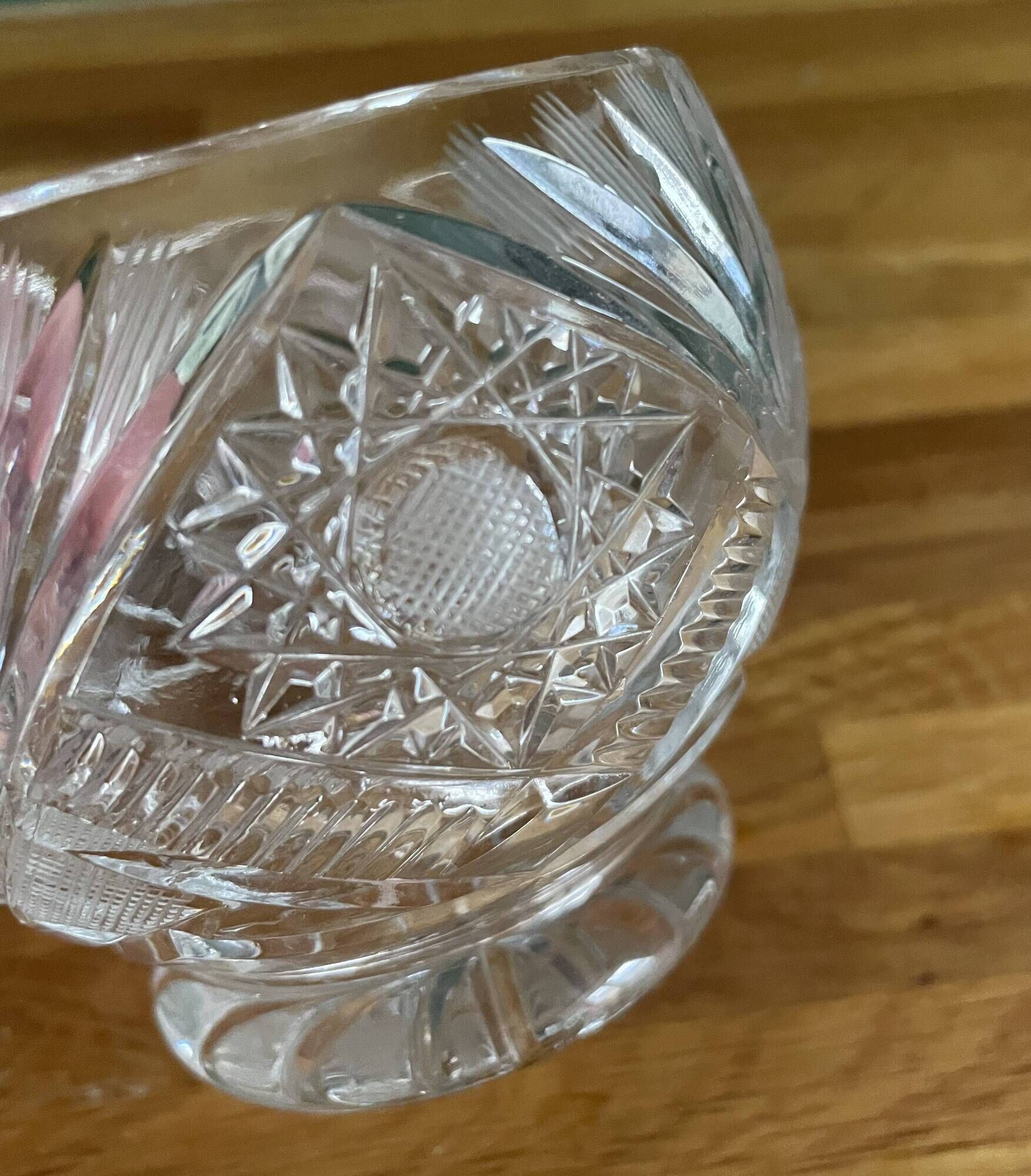 Very nice crystal sugar bowl in very good condition.