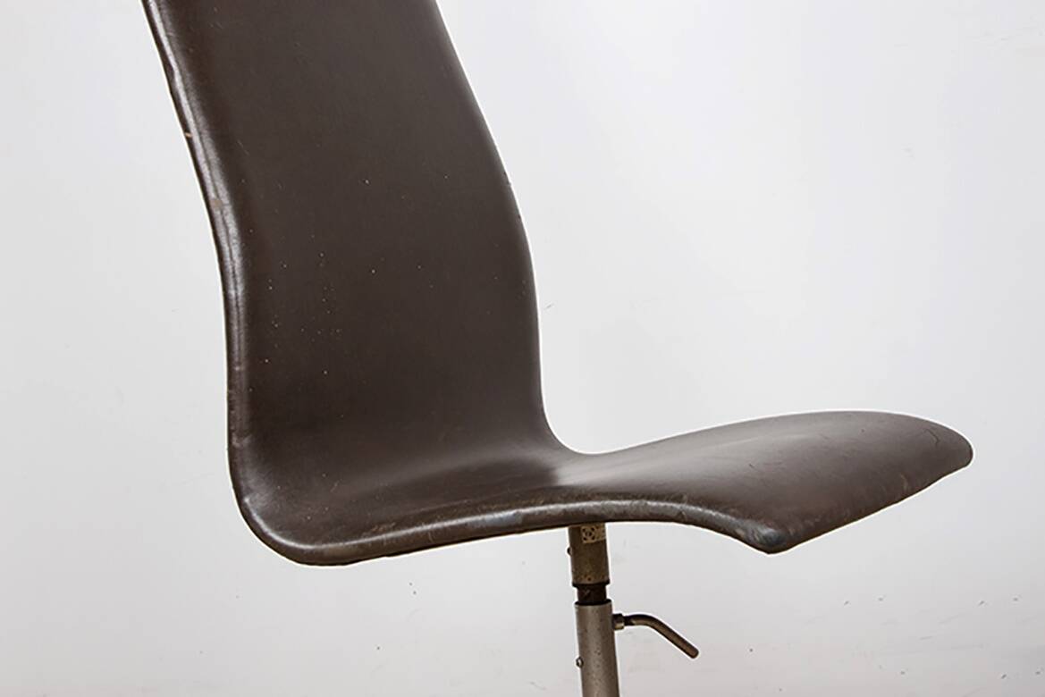 4 office chairs, in leather and aluminum, Oxford model by Arne Jacobsen.