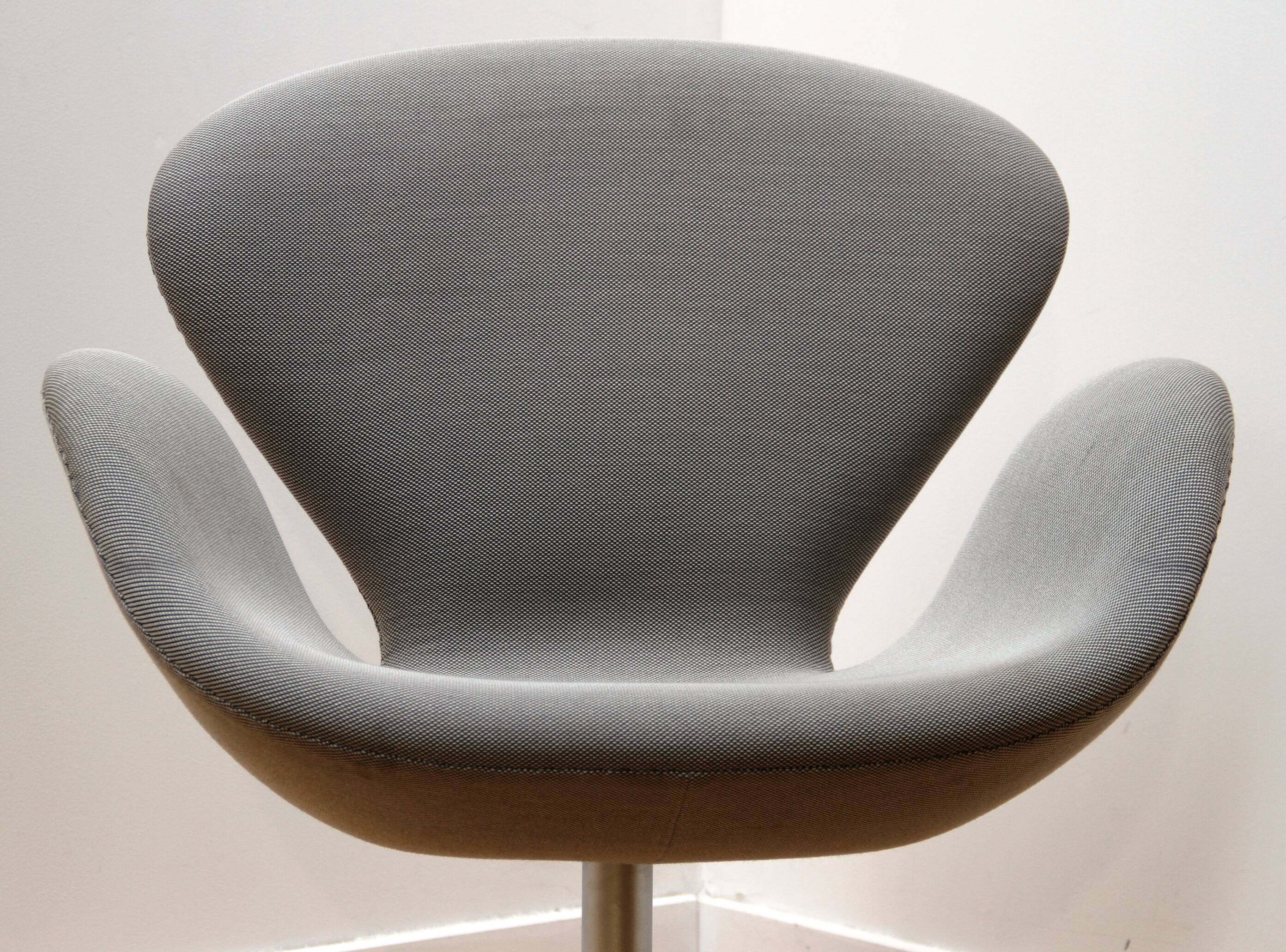 Pair of Swan Chair armchairs, Fritz Hansen