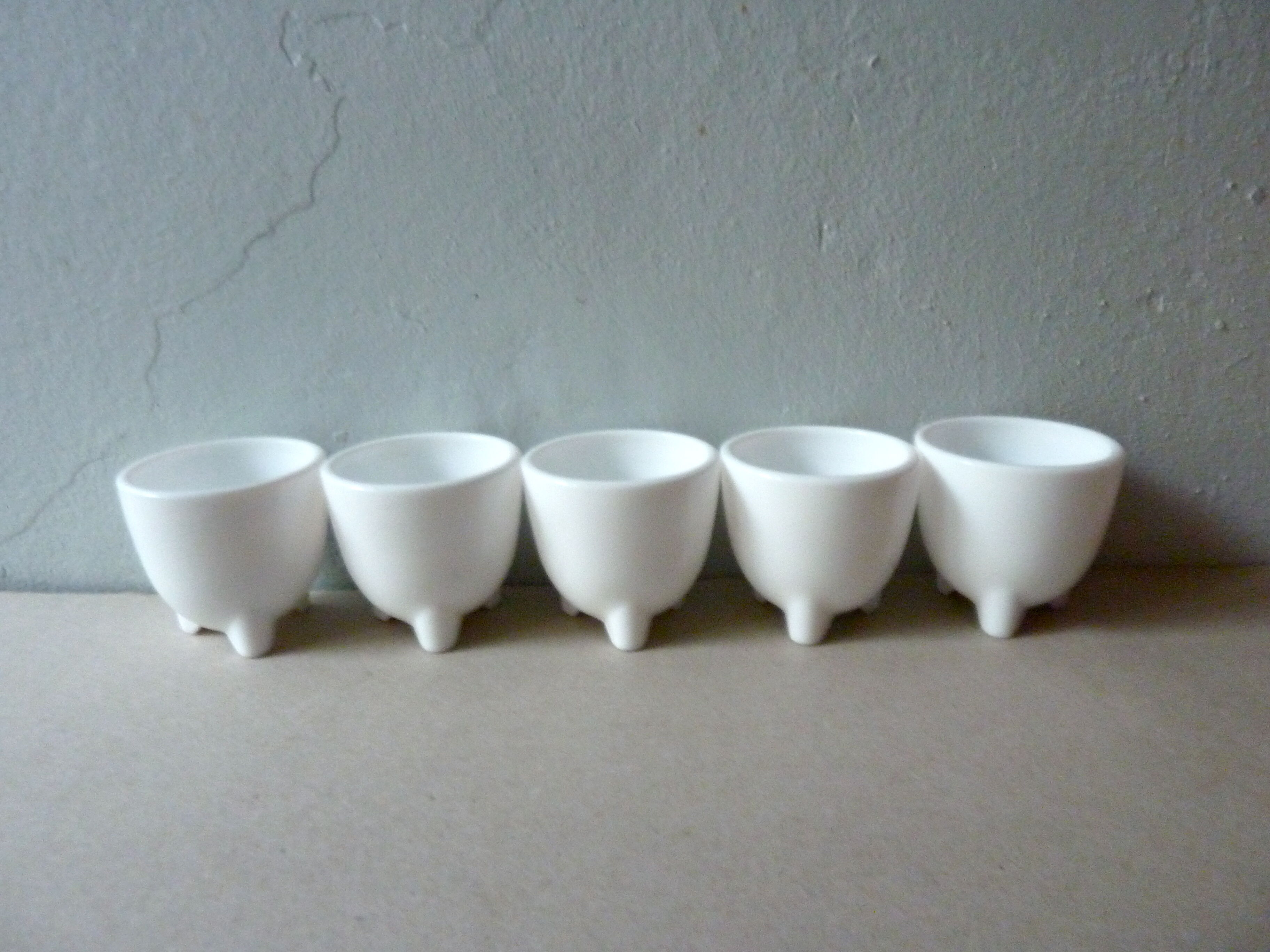 Ensemble de 5 coquetiers tripode en verre opalin des années 60