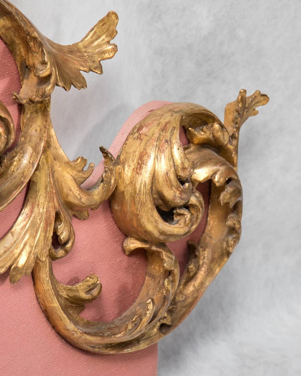 Italian rococo-style headboard in carved gilded wood, 19th century.