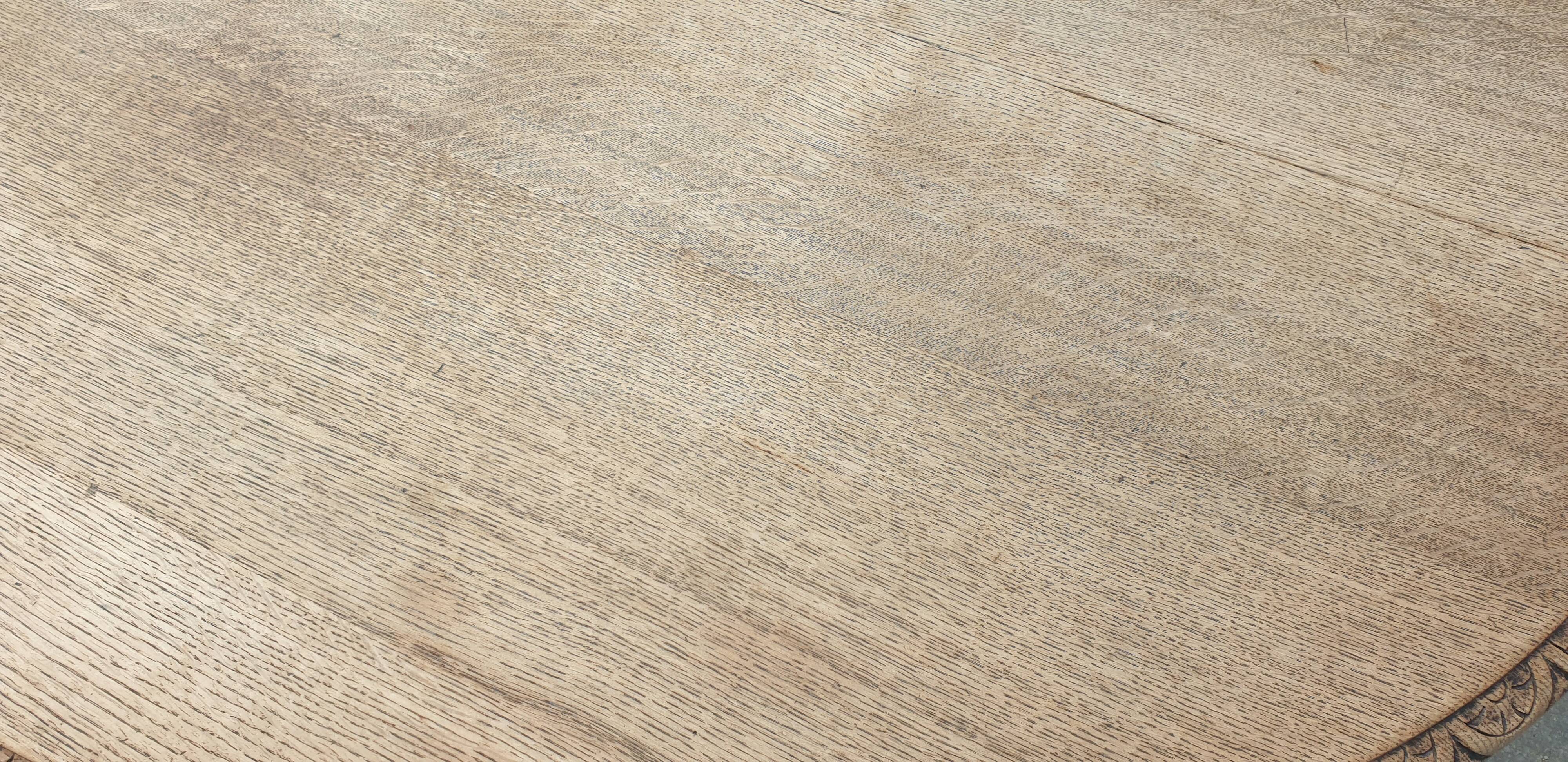 Table with central leg in solid oak, natural wood, carved base