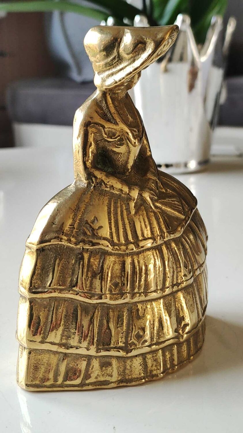 Ancienne cloche de table/ou Décoration en bronze à patine Dorée. Femme victorienne en robe crinoline