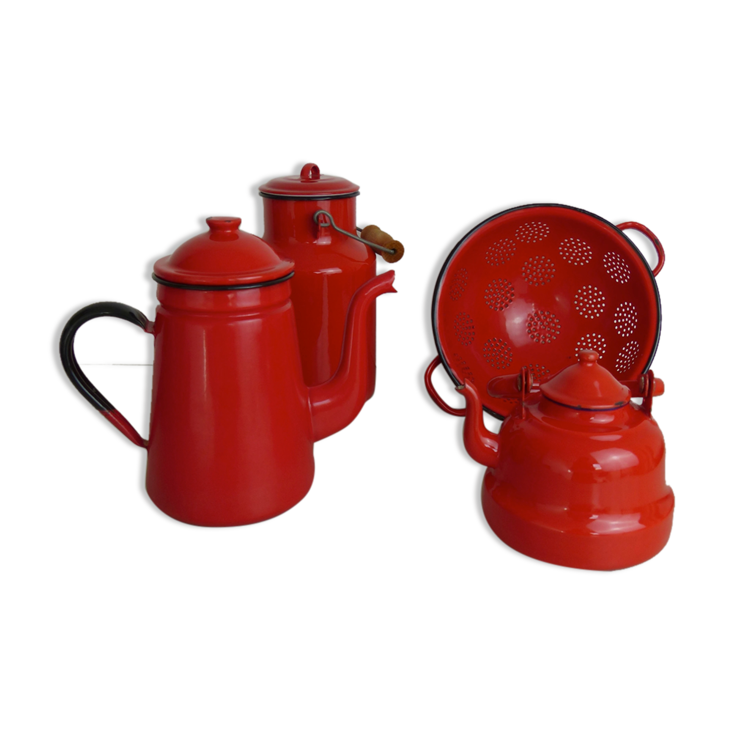 Set milk pot, kettle, coffee maker and red enamelled strainer