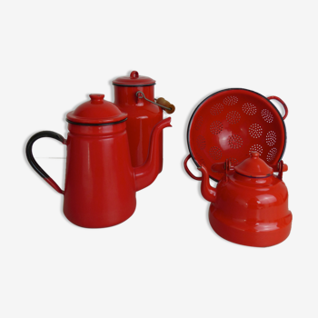 Set milk pot, kettle, coffee maker and red enamelled strainer